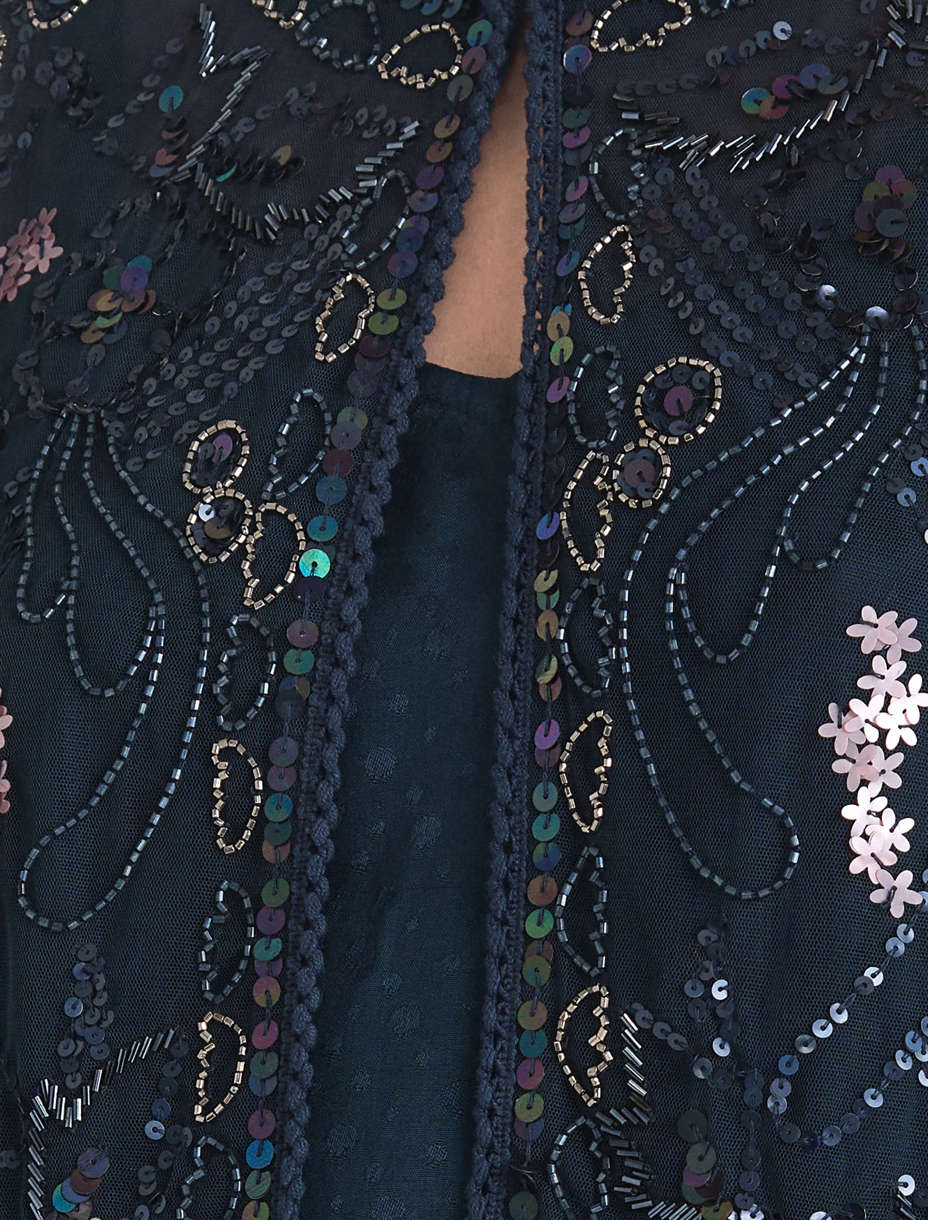 طقم سهرة نسائية بتطريز خرز ملون