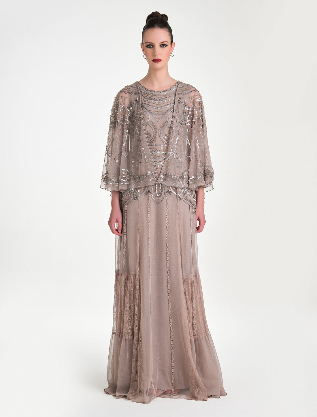 فستان سهرة لون بيج بتطريزات يدوية فاخرة بأكمام واسعة
Elegant beige evening dress with wide sleeves 