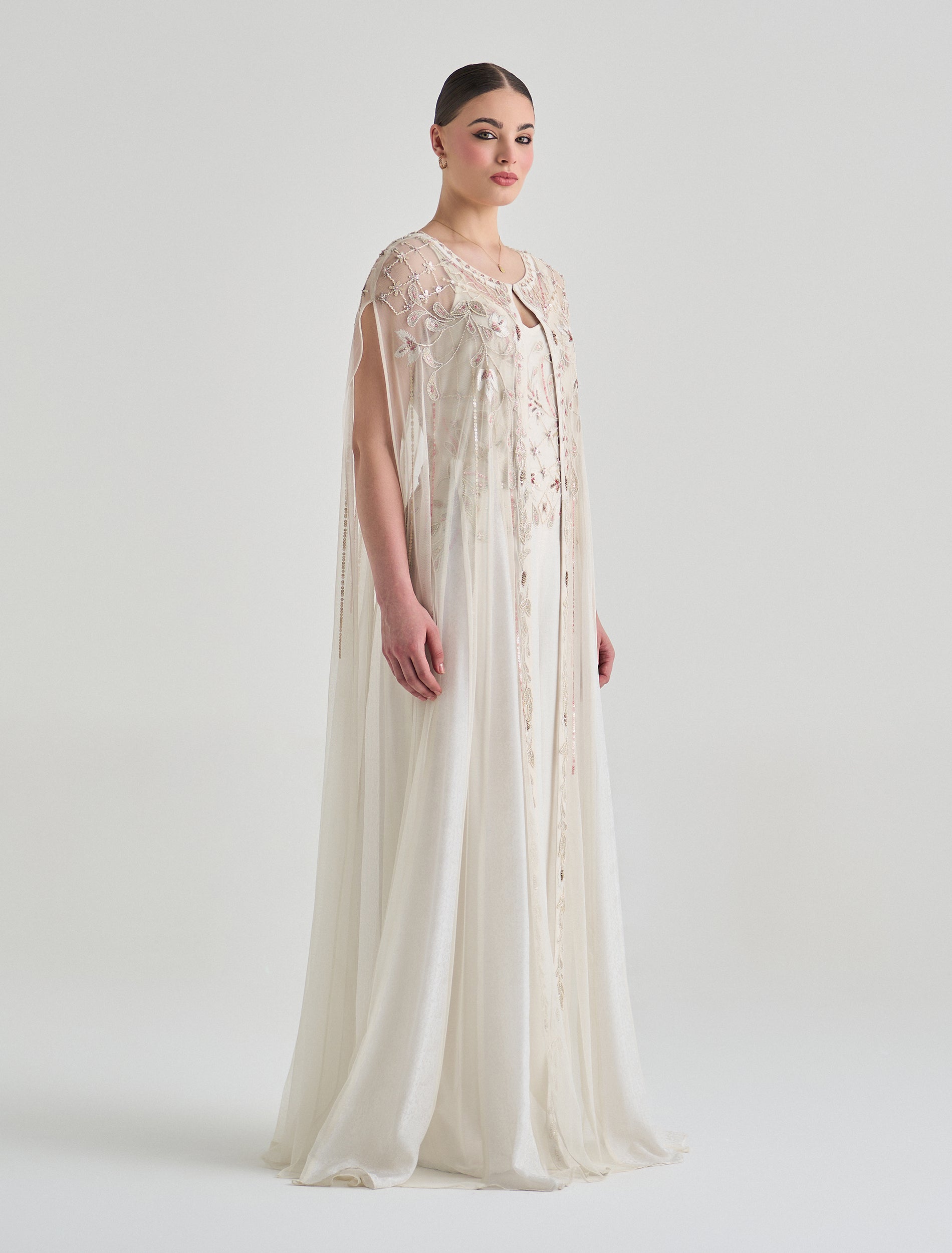 جمبسوت نسائي ابيض سهرات مع كاب مفتوح الكتفين