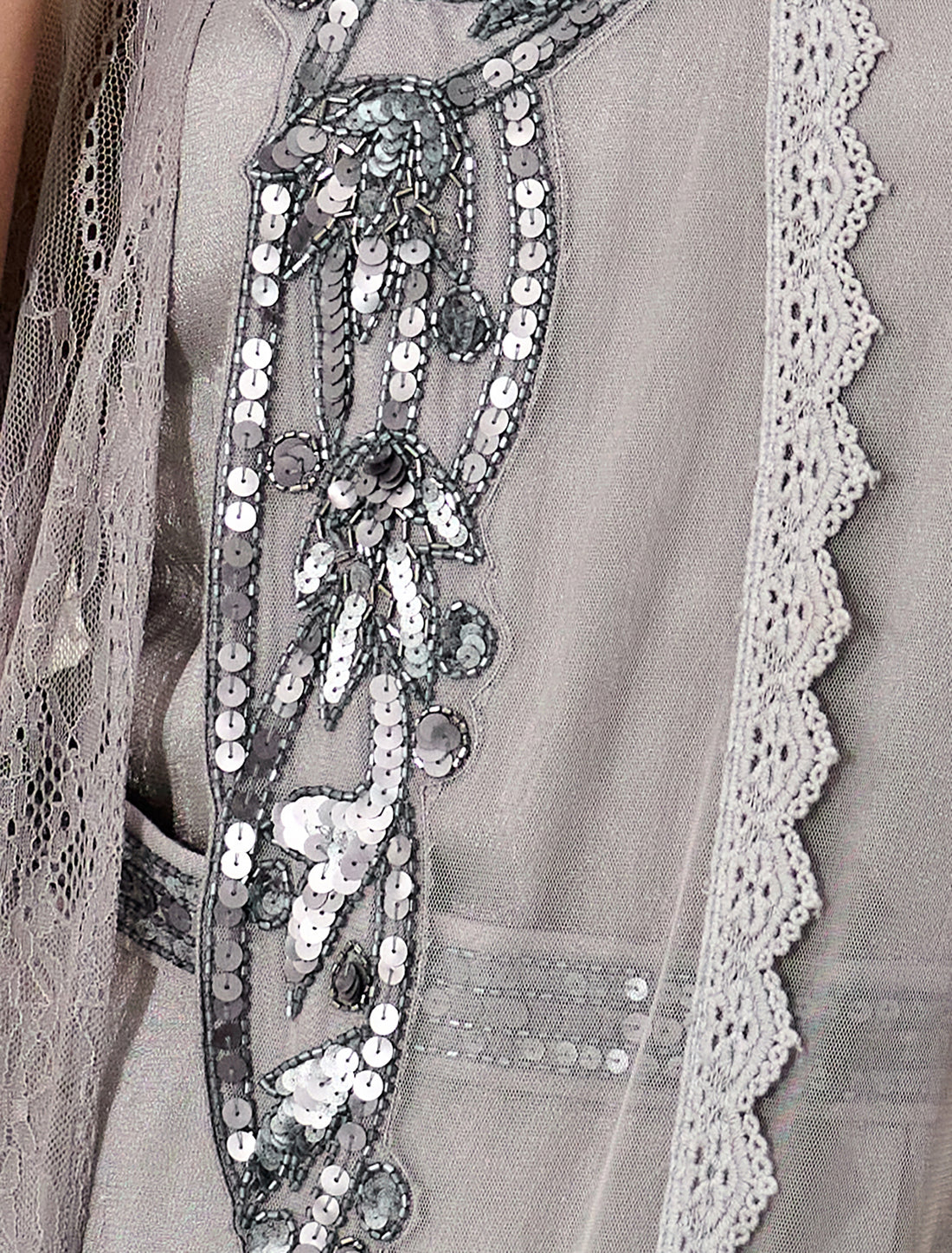 فستان دانتيل رمادي مع كاب شيفون
Grey lace evening dress with cape sleeves and hand embroidery