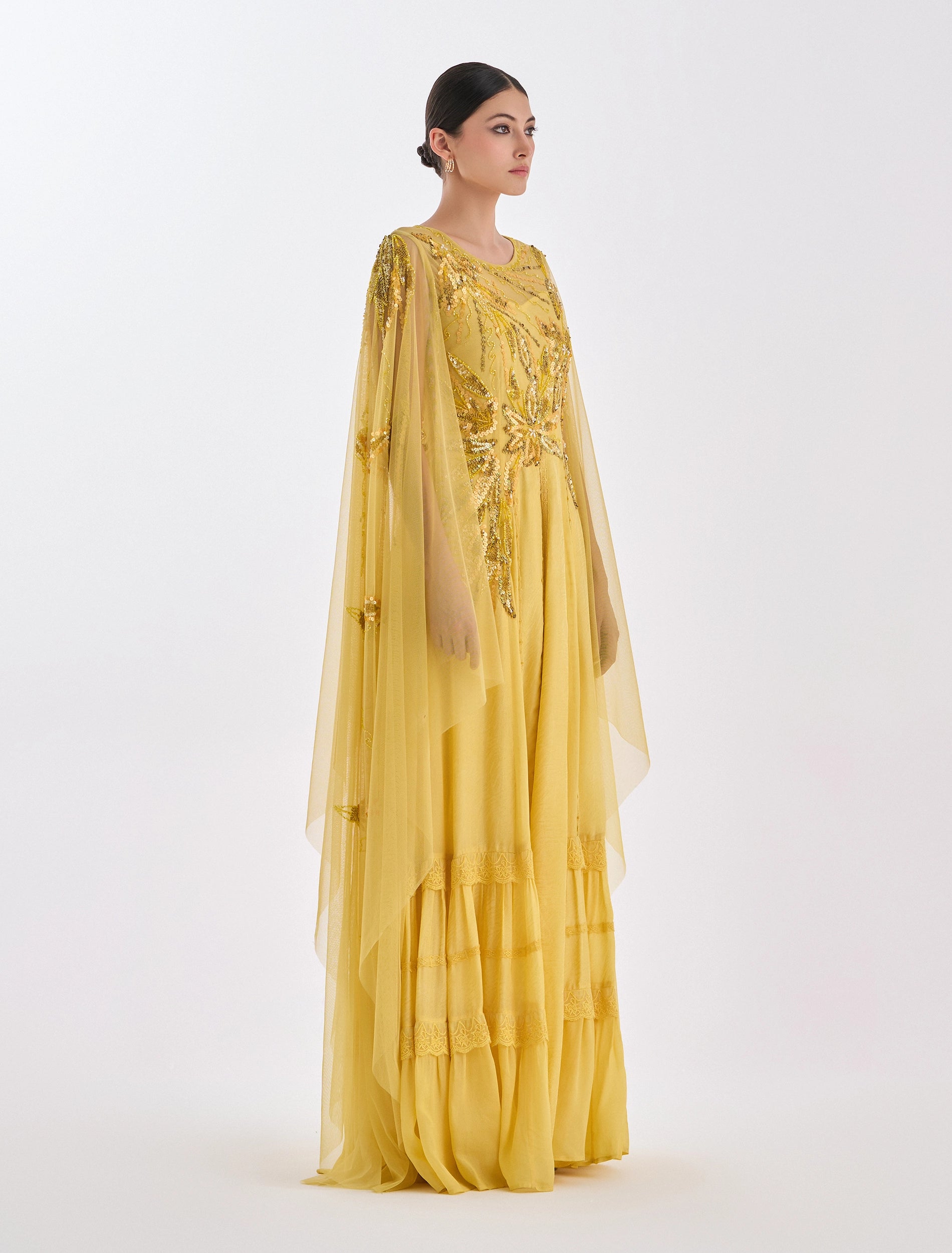 فستان سهرة لون اصفر مع تطريز ذهبي متقن