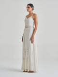 فستان انيق طويل بتفاصيل دانتيل مميزة
Long elegant dress in white with lace accents