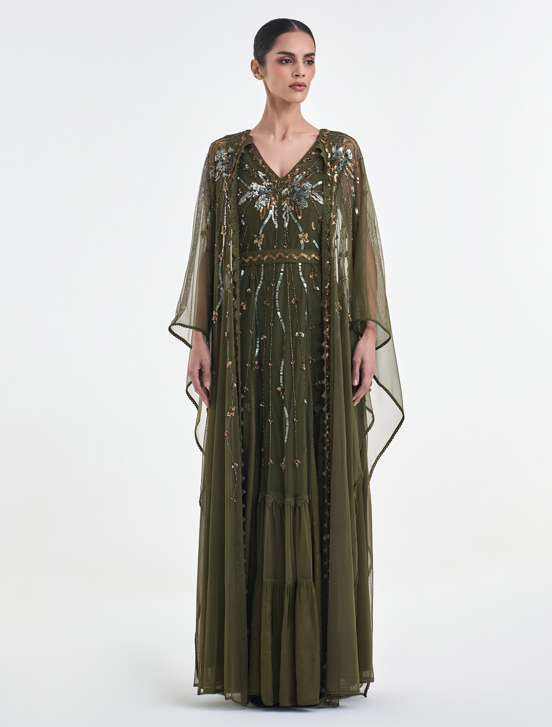 فستان سهرة زيتي غامق مع قصة كيب طويلة