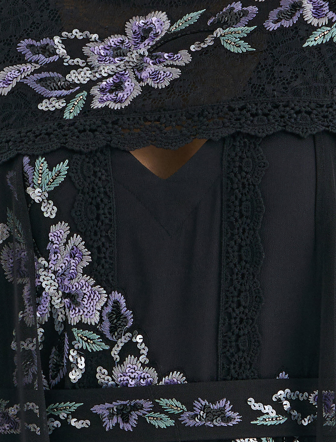 فستان سهرة أسود بأكمام شيفون مطرزة يدويا