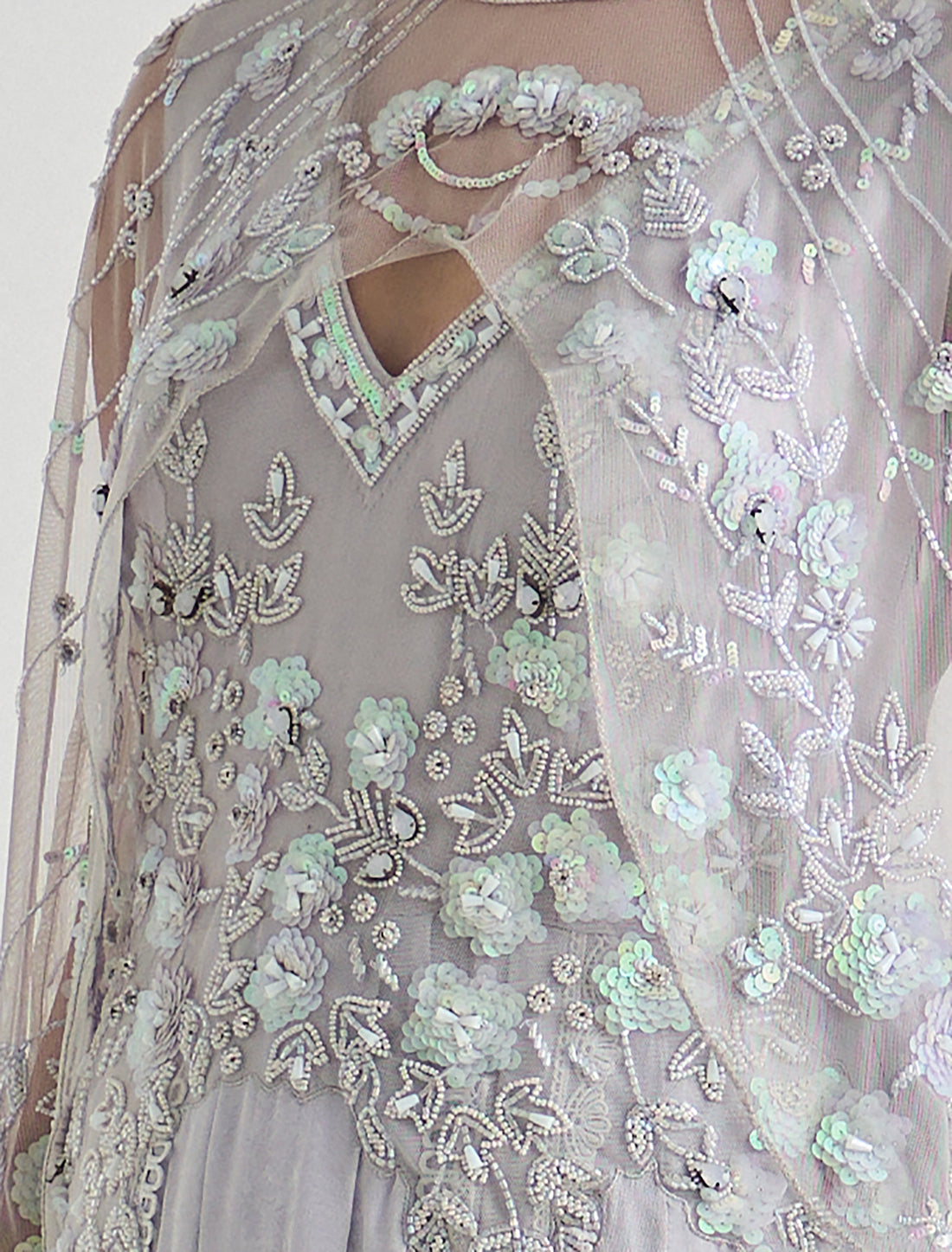 فستان رمادي طويل مطرّز يدويا