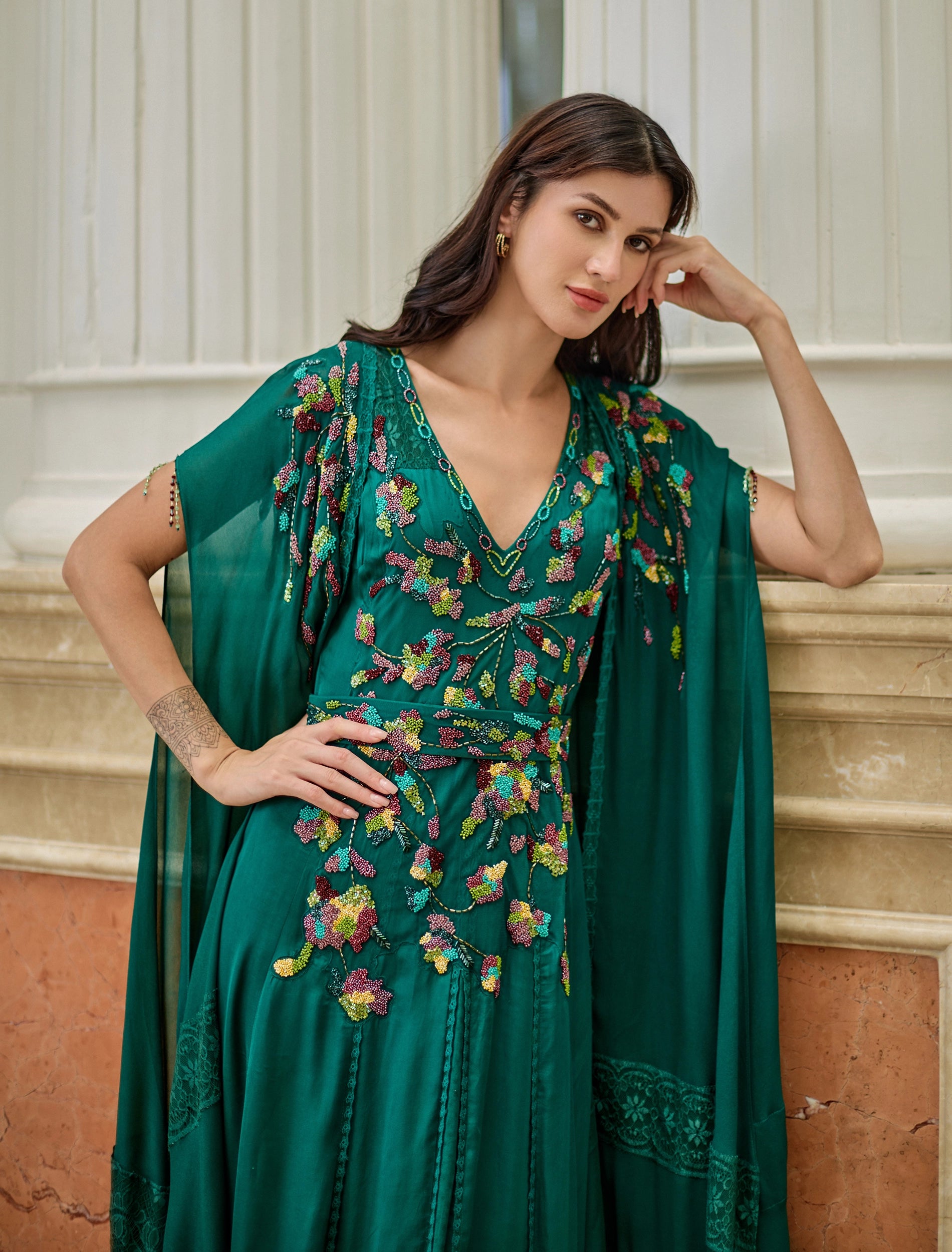 فستان سهرة اخضر غامق بأكمام كيب