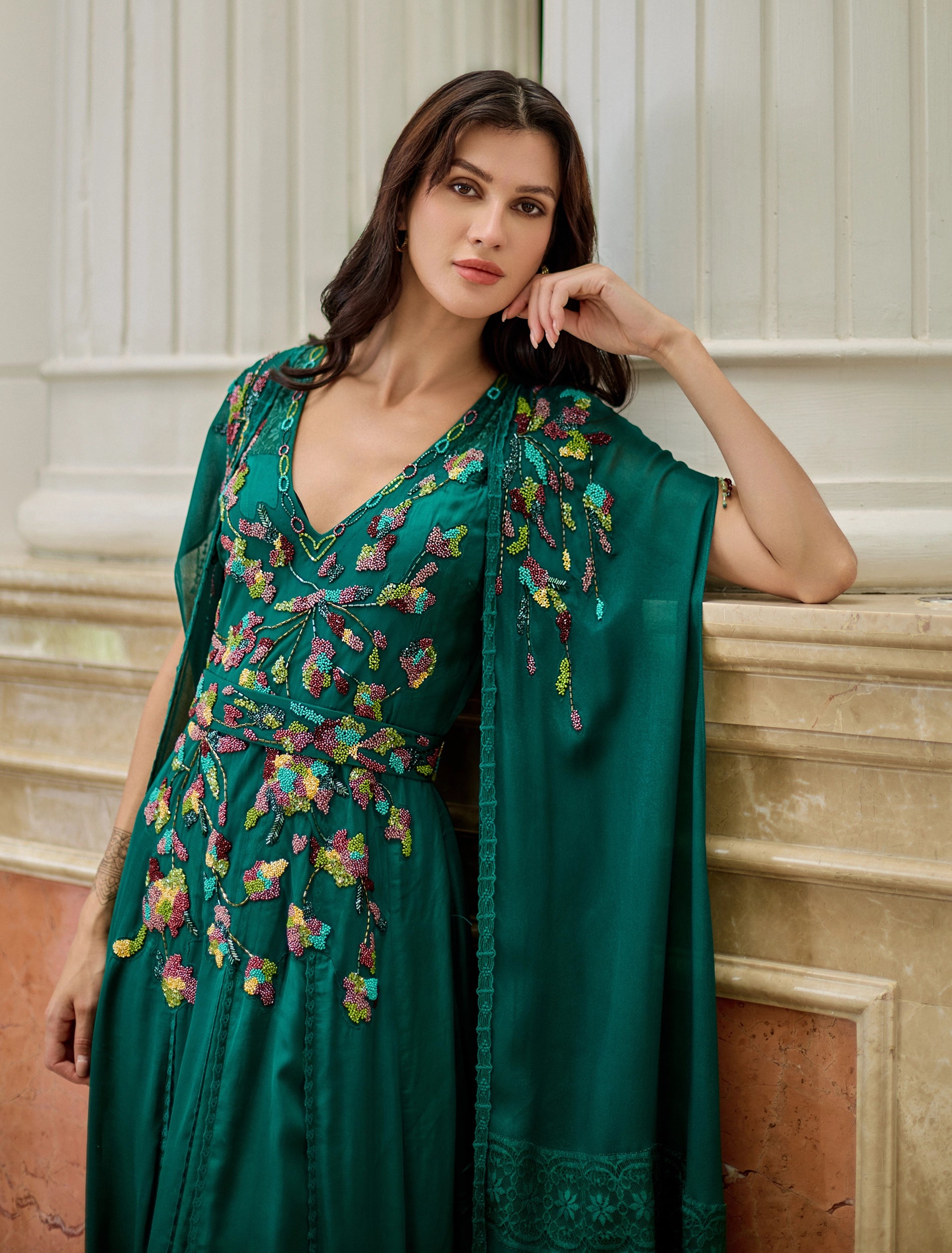 فستان مطرز بالخرز بأكمام كيب ملكية