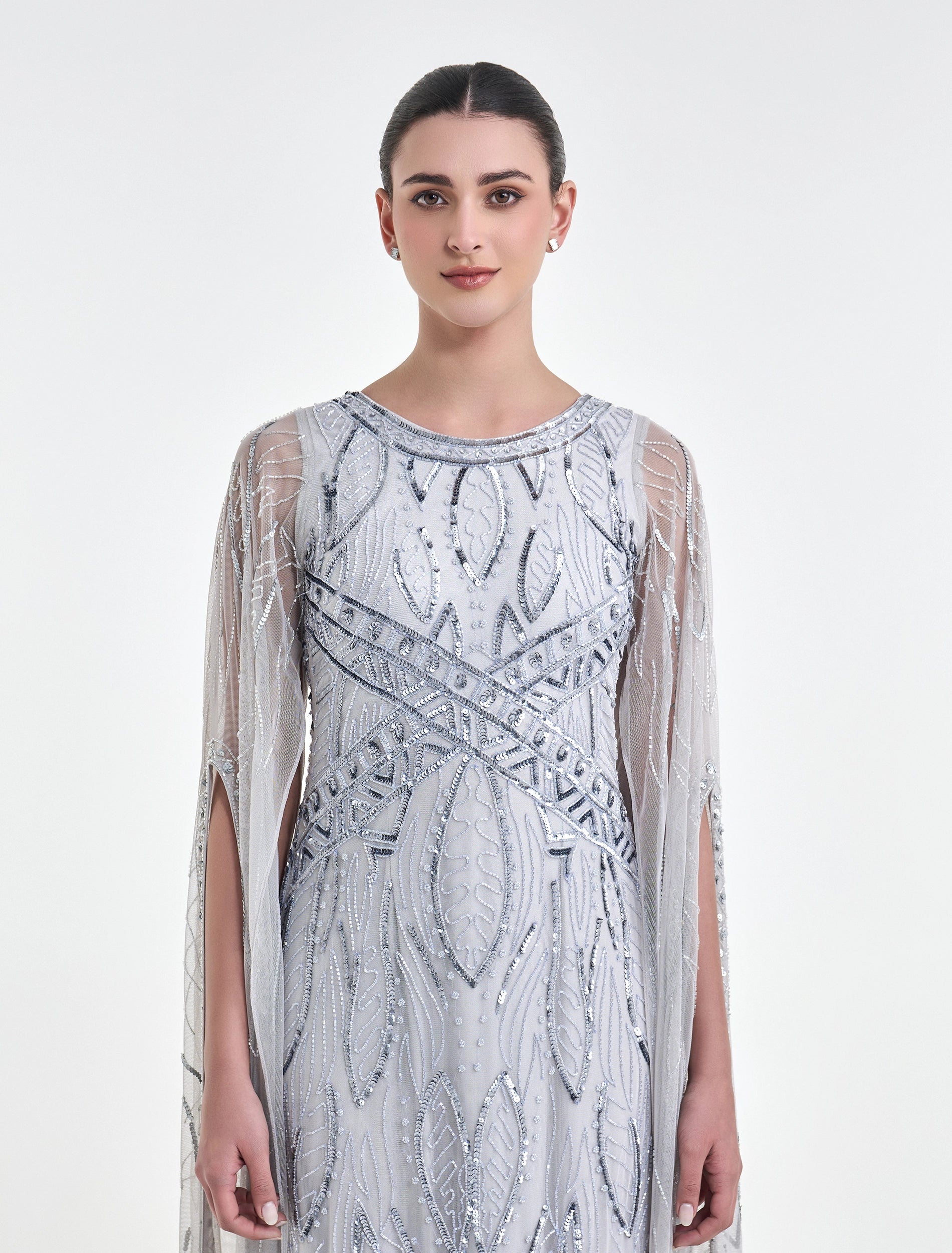 فستان كم طويل سهرة راقي بتطريزات لامعة
Long-sleeve maxi dress with shimmering embroidery
