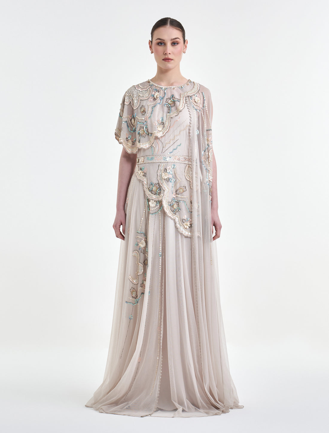 فستان لون نود طويل مع كاب قصير بشكل بوليرو ناعم
long nude dress with a short biolero_like cape