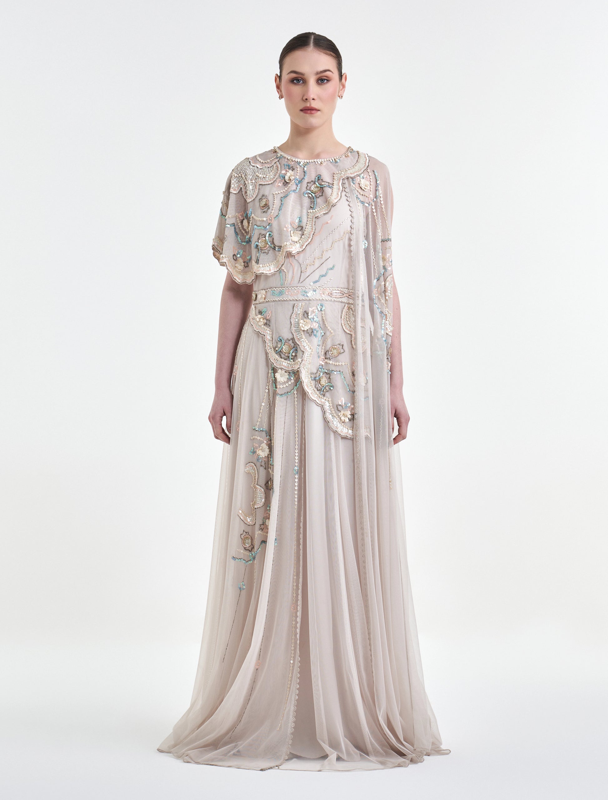 فستان لون نود طويل مع كاب قصير بشكل بوليرو ناعم
long nude dress with a short biolero_like cape