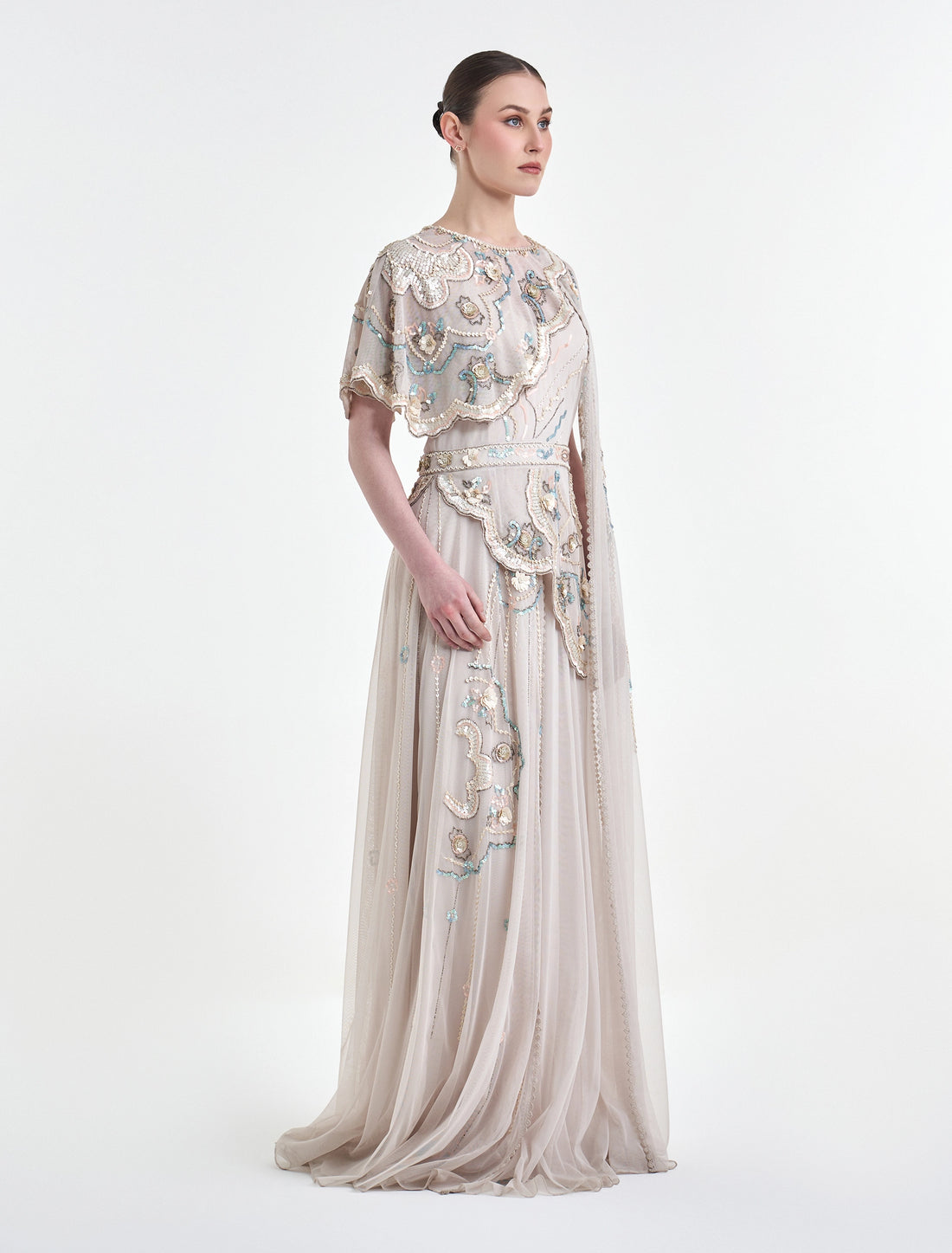 فستان لون نود طويل مع كاب قصير بشكل بوليرو ناعم
long nude dress with a short biolero_like cape