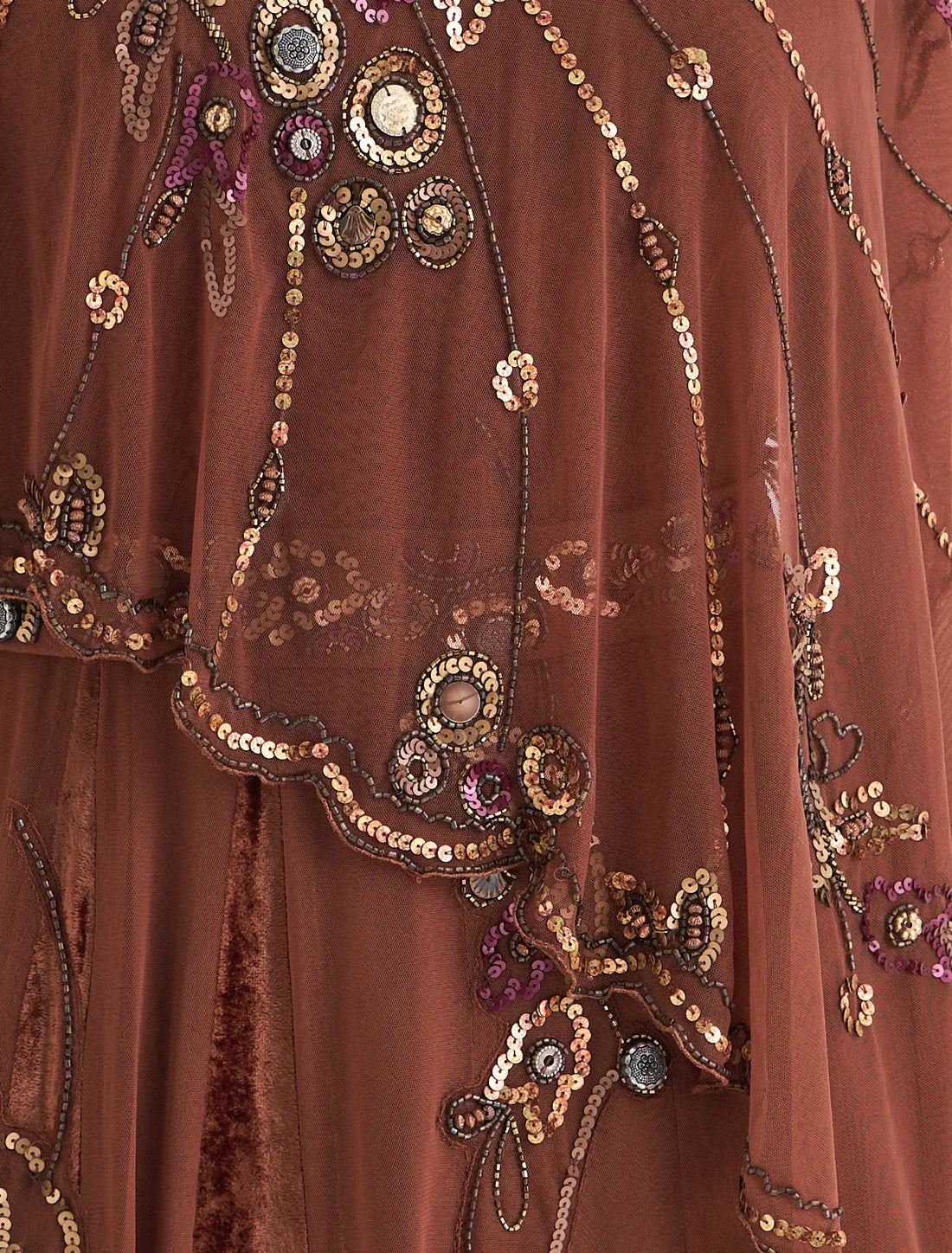 فستان انيق كم طويل بلون فوشي بتطريز يدوي متقن 