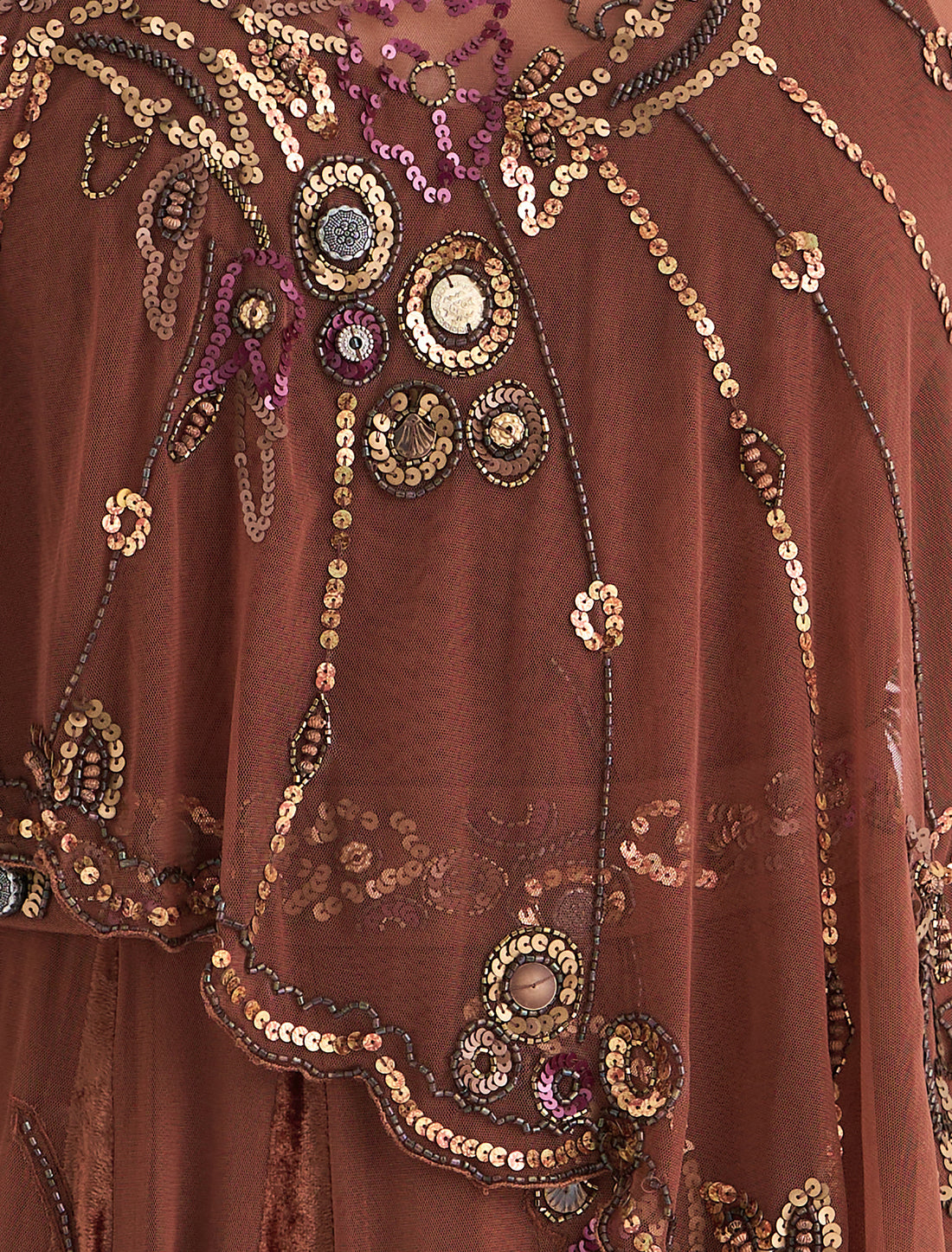 فستان بني مخمل مع كاب قصير مطرز