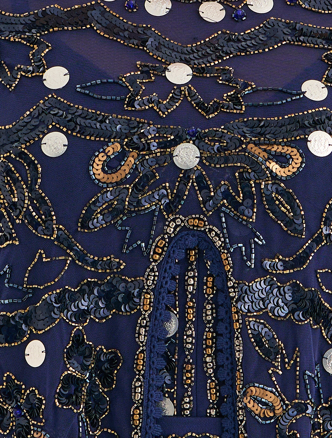 فستان كحلي مخمل بتطريز ذهبي أنيق