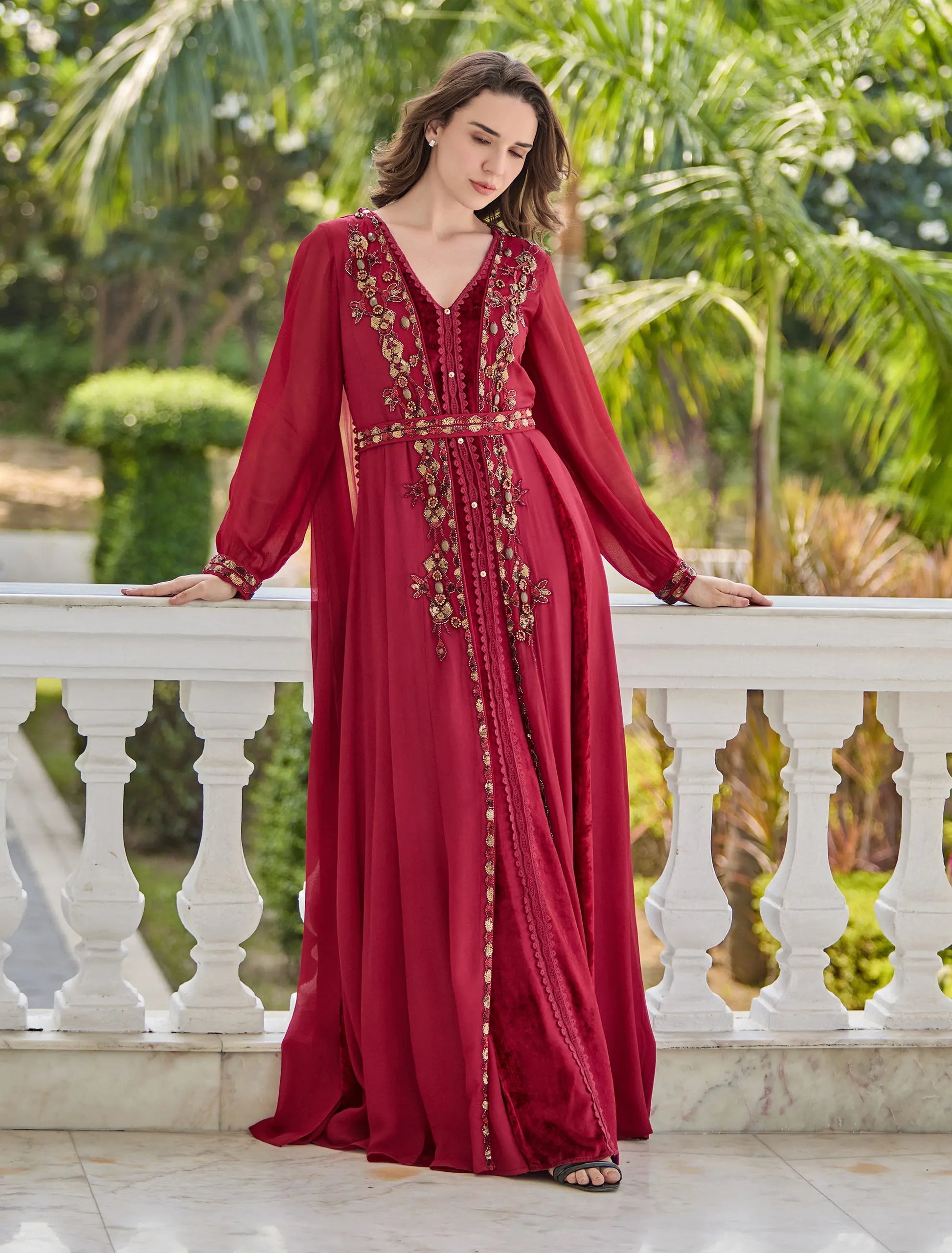 فستان سهرة محتشم بأكمام طويلة بلون فوشي