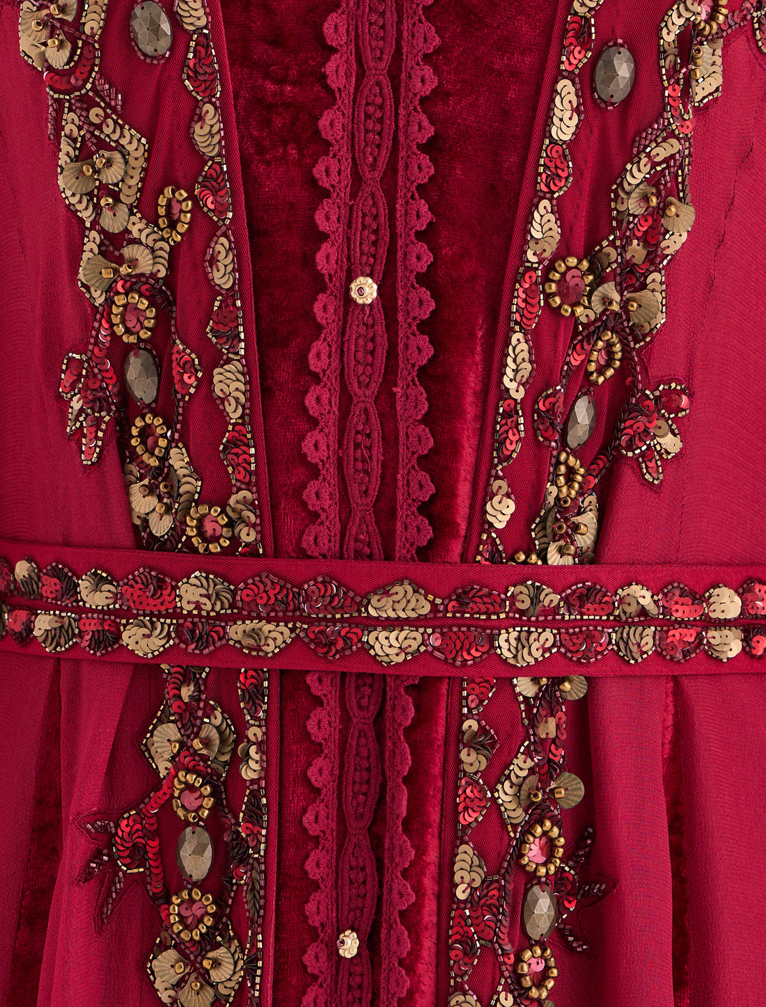 فستان مخمل فوشي بأكمام طويلة