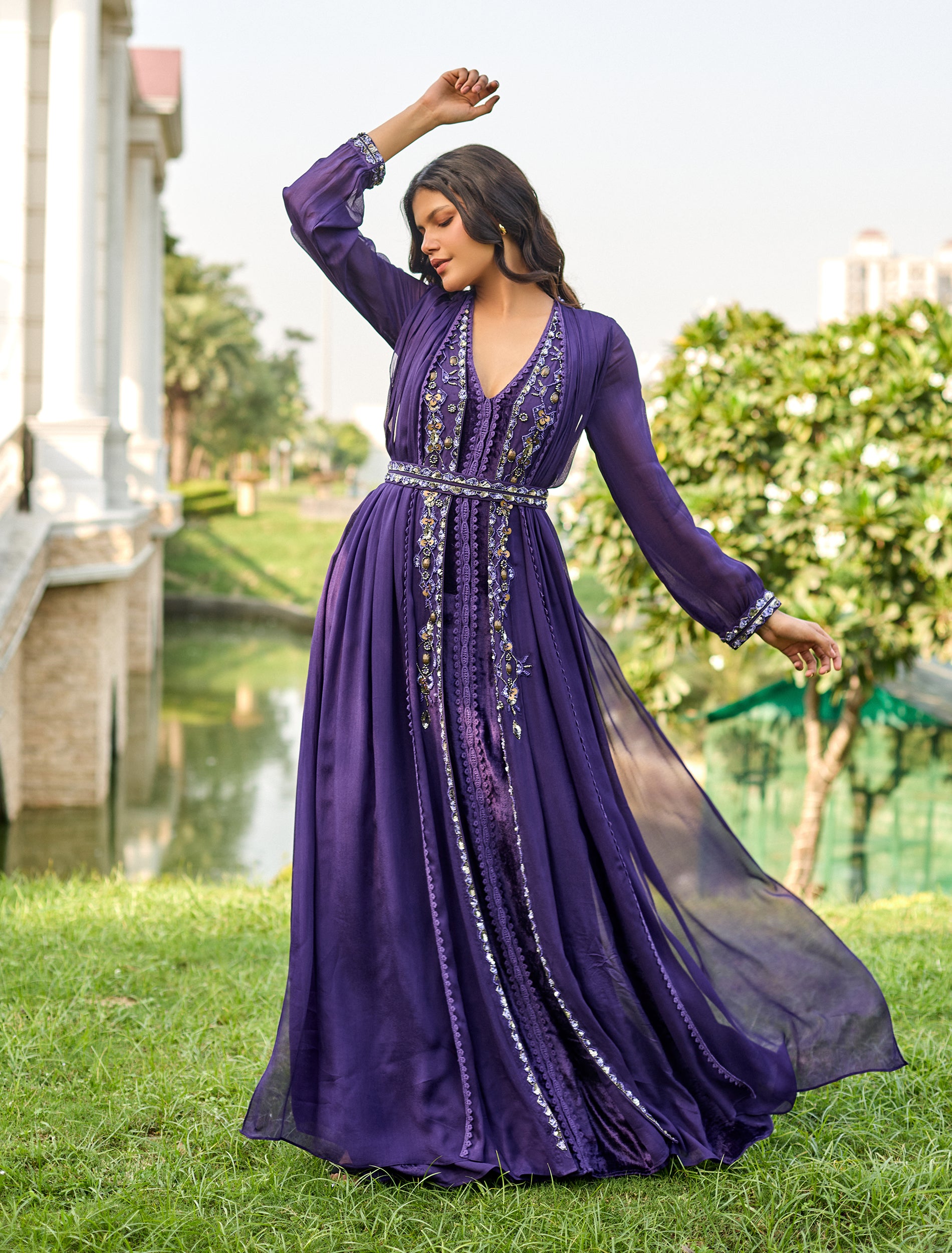 فستان مخصر طويل من التل والمخمل الحريري