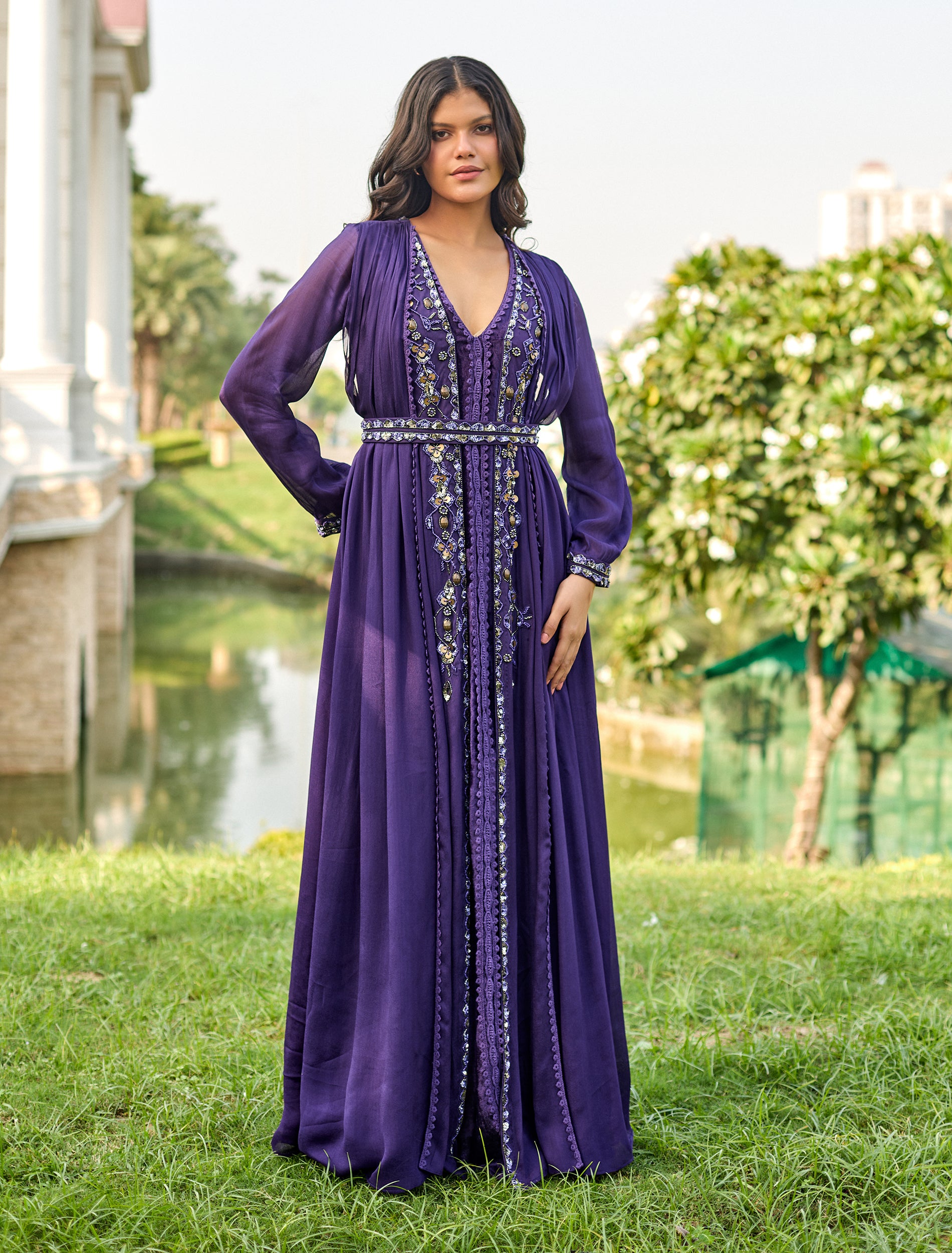 فستان مخمل بنفسجي طويل بتطريز يدوي متقن الصنع