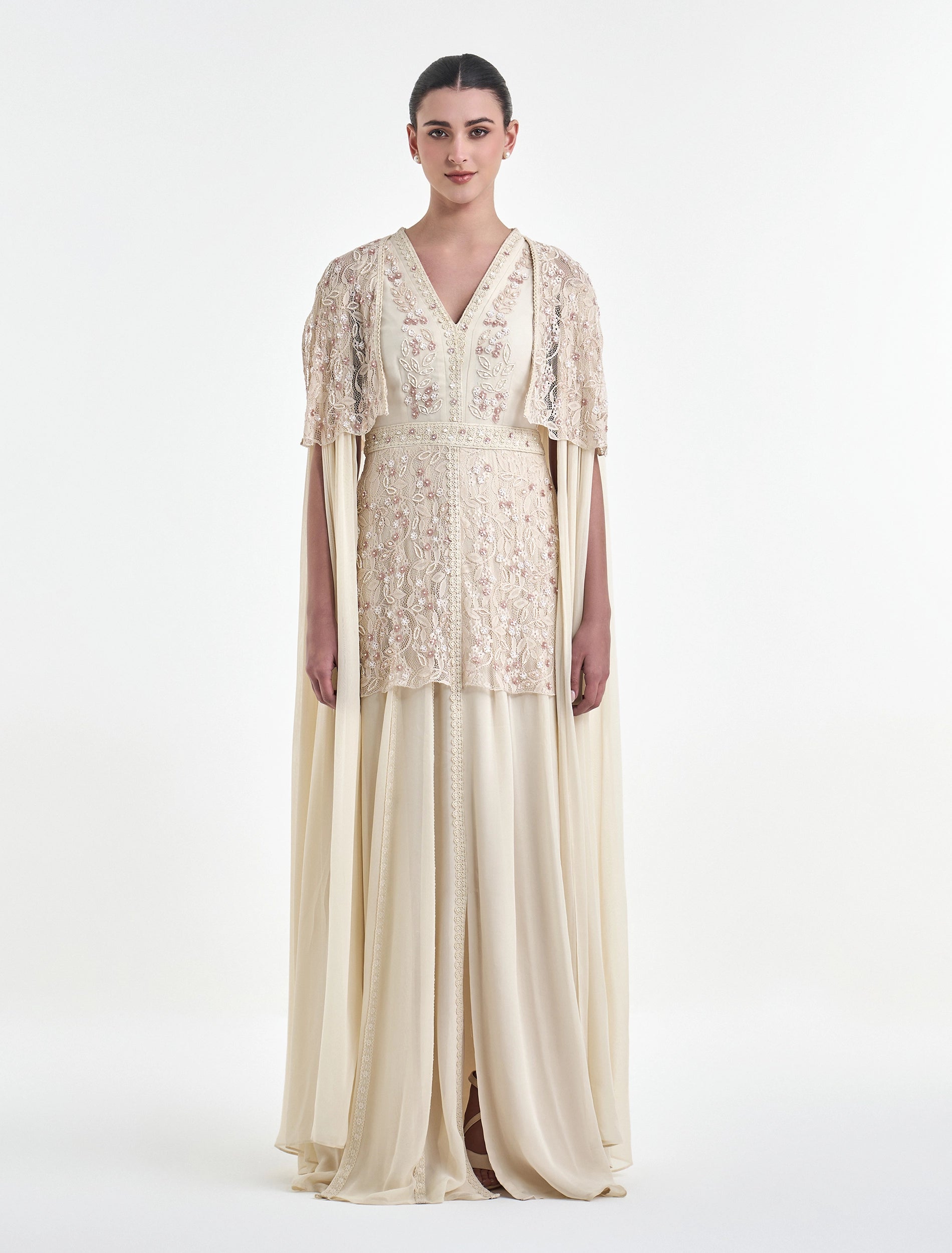 طقم نسائي قطعتين بلون ايفوري مع كاب مطرز
A two-piece set in ivory with embroidered cape for women