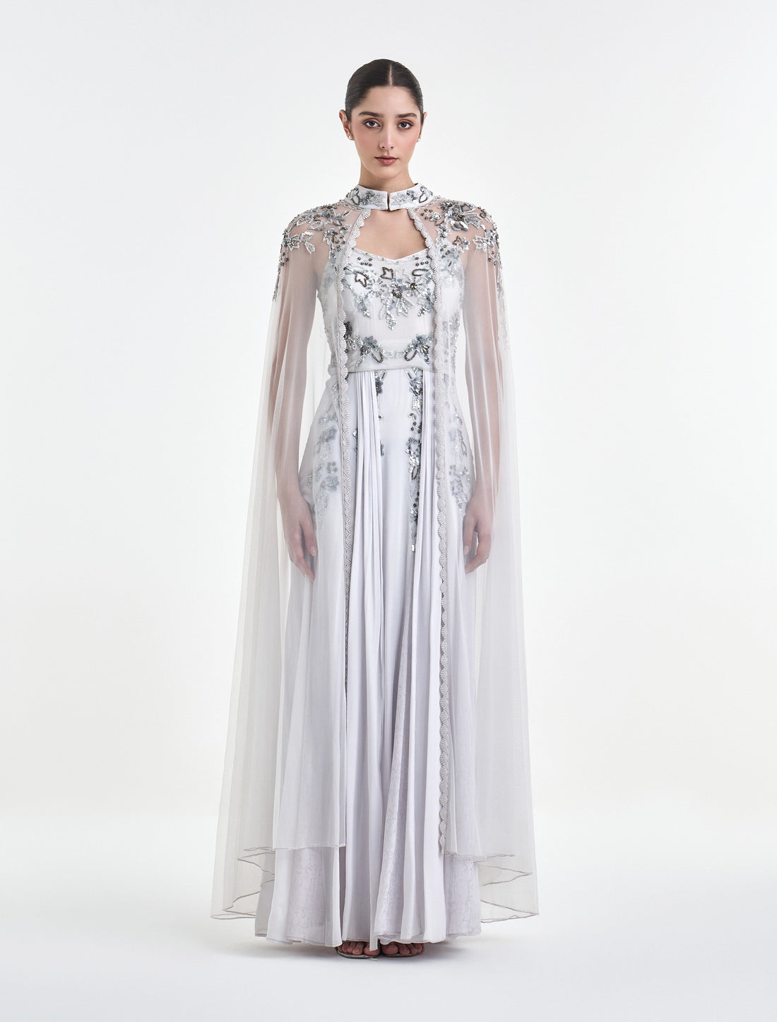 فستان لون رمادي فاتح بياقة عالية أنيقة
grey dress with a refined high neck