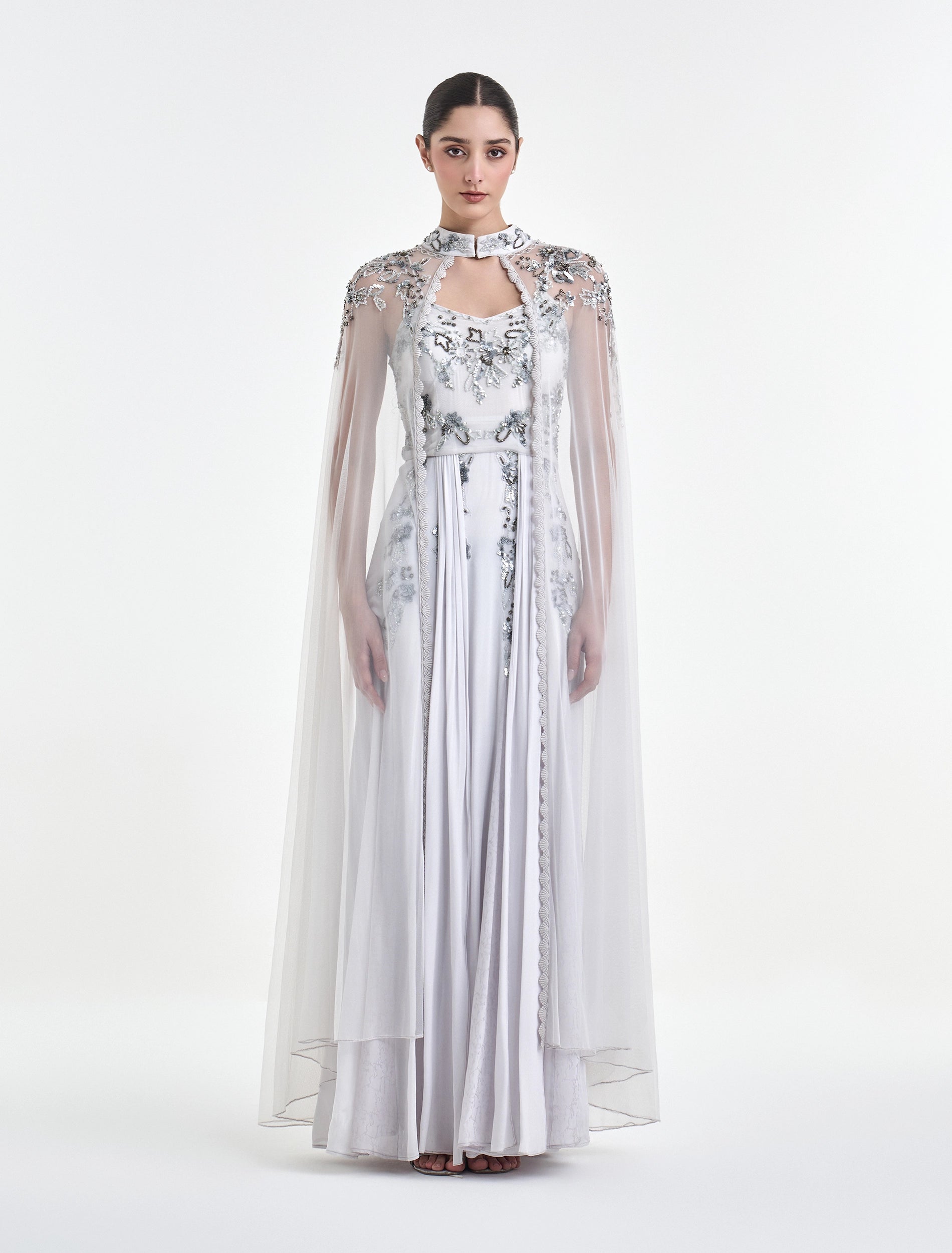 فستان لون رمادي فاتح بياقة عالية أنيقة
grey dress with a refined high neck