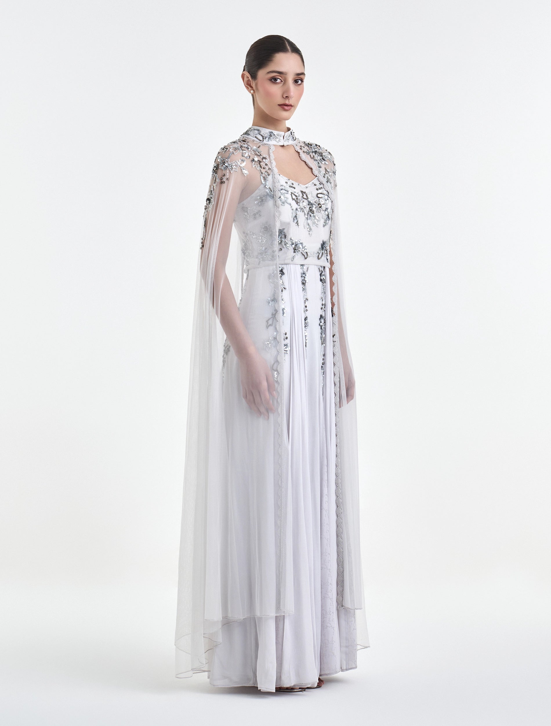 فستان سهرة فضي مع كاب من التول المطرز
Silver dress with embroidred tulle cape for evenings