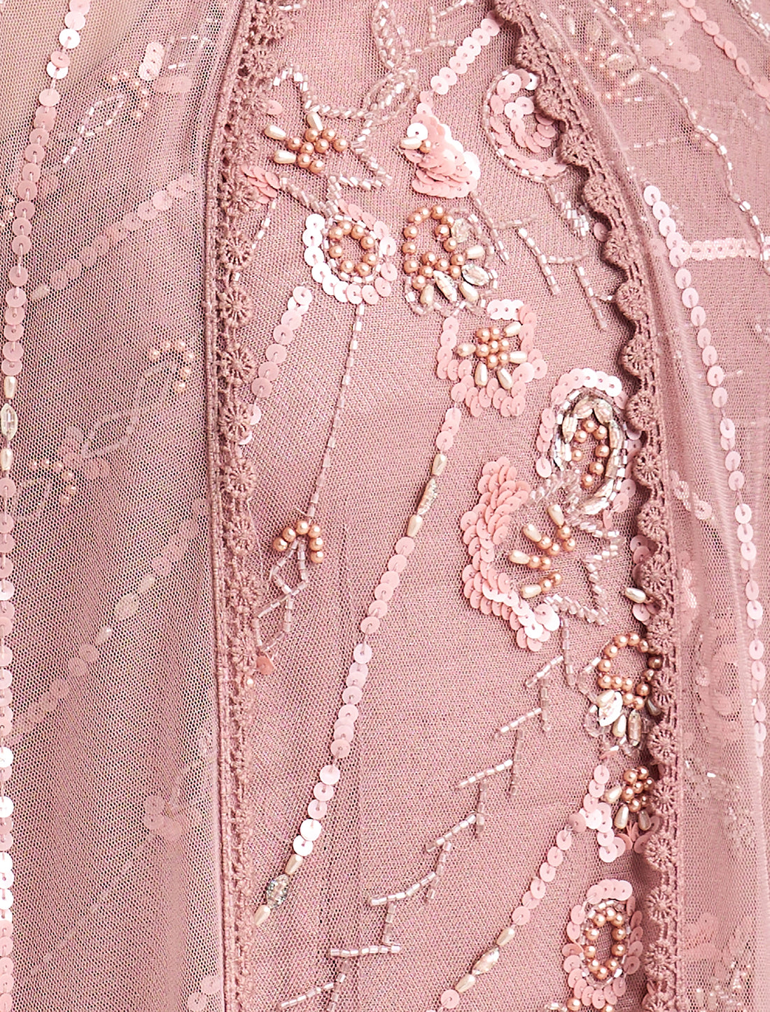 فستان لونه وردي على لحمي بتطريزات وردية متقنة
blush pink dress with floral embroidery