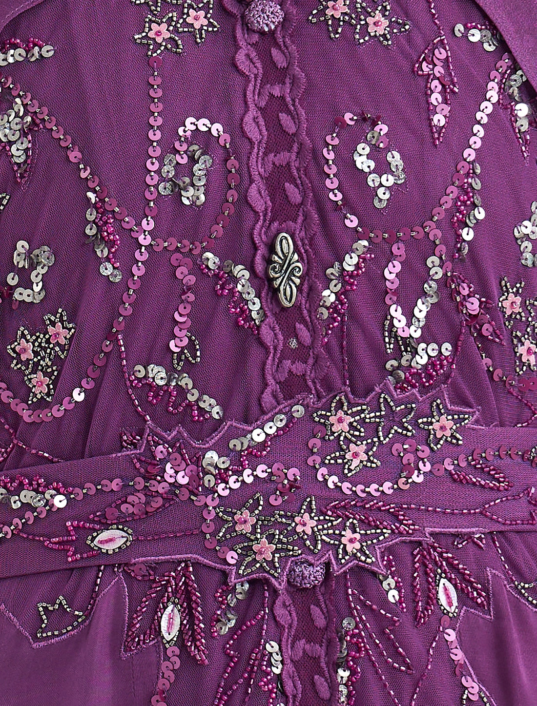 فستان سهرة موف غامق مع كاب من التول الفاخر
purple long-sleeve dress with tulle cape