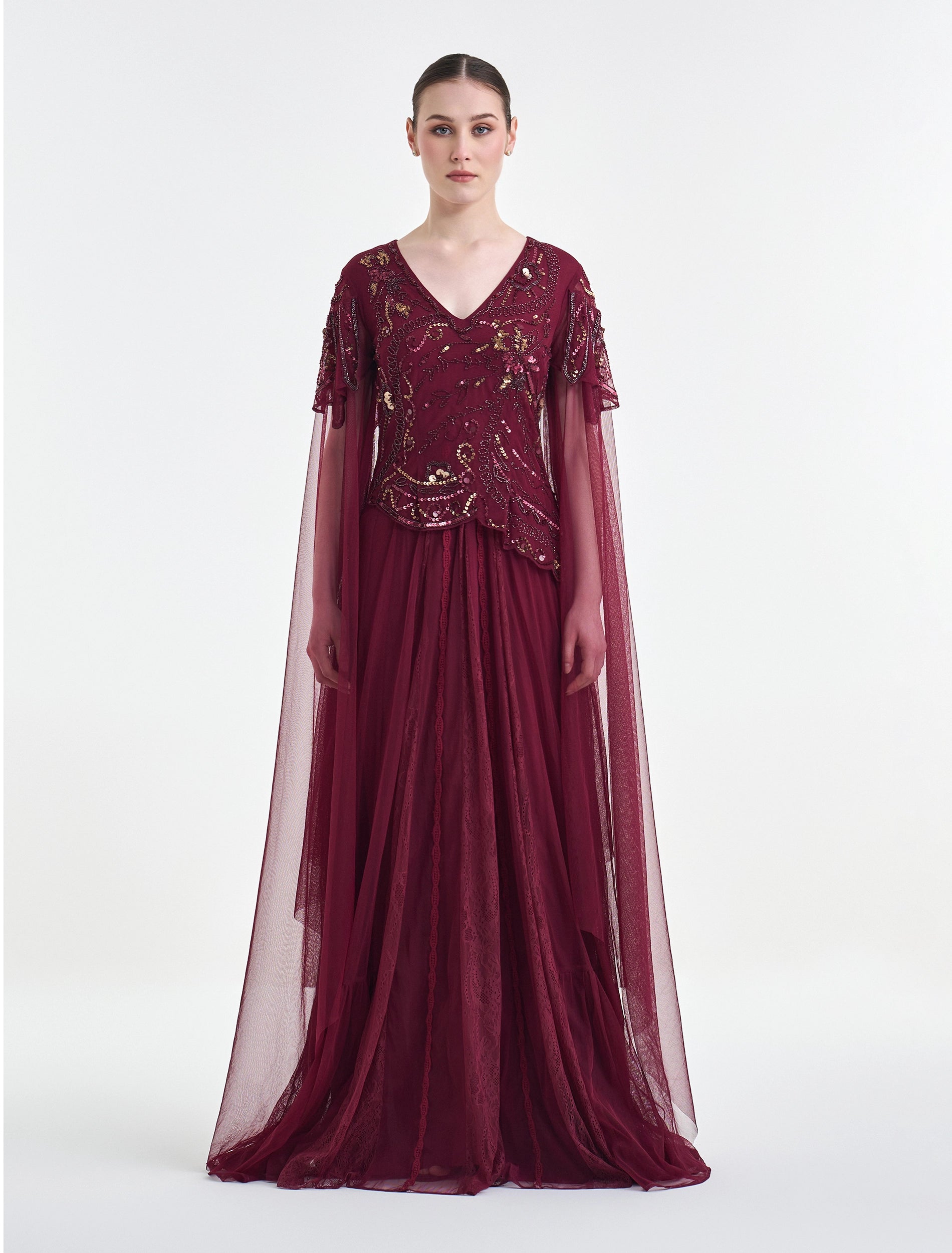 فستان برغندي سهره طويل بأكمام كاب من التل الفاخر
Long burgundy dress for evenings with refined tulle cape sleeves