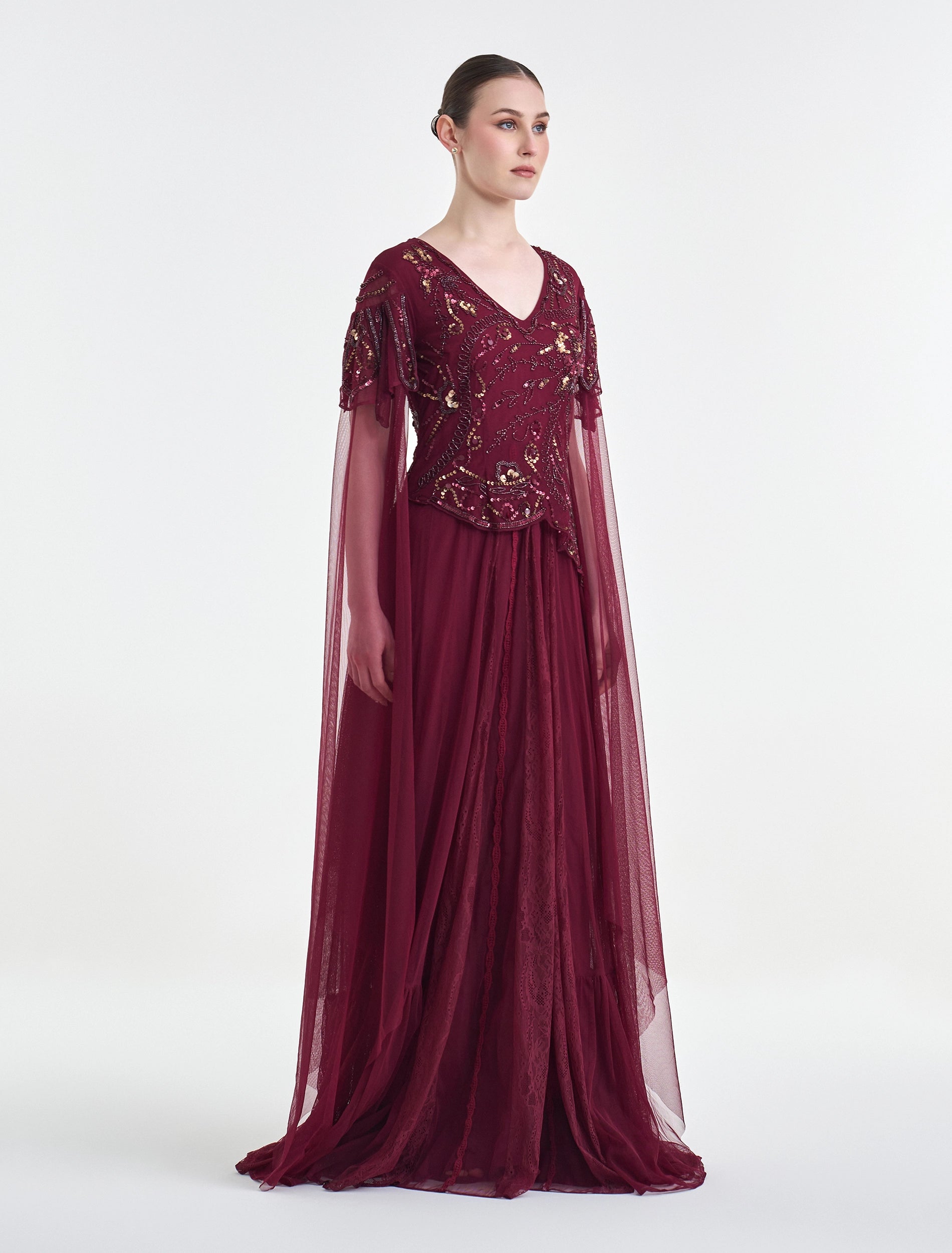 فستان سهرة برغندي راقي بأكمام قصيرة مع كاب فاخر
Burgundy party dress with short sleeves and an elegant cape