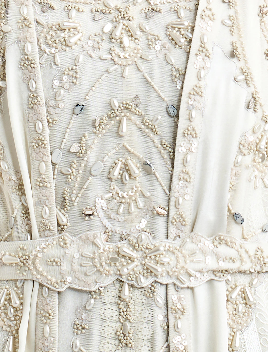 فستان سهرة سكري ناعم مع كاب من الدانتيل الناعم
off-white dress with lace cape