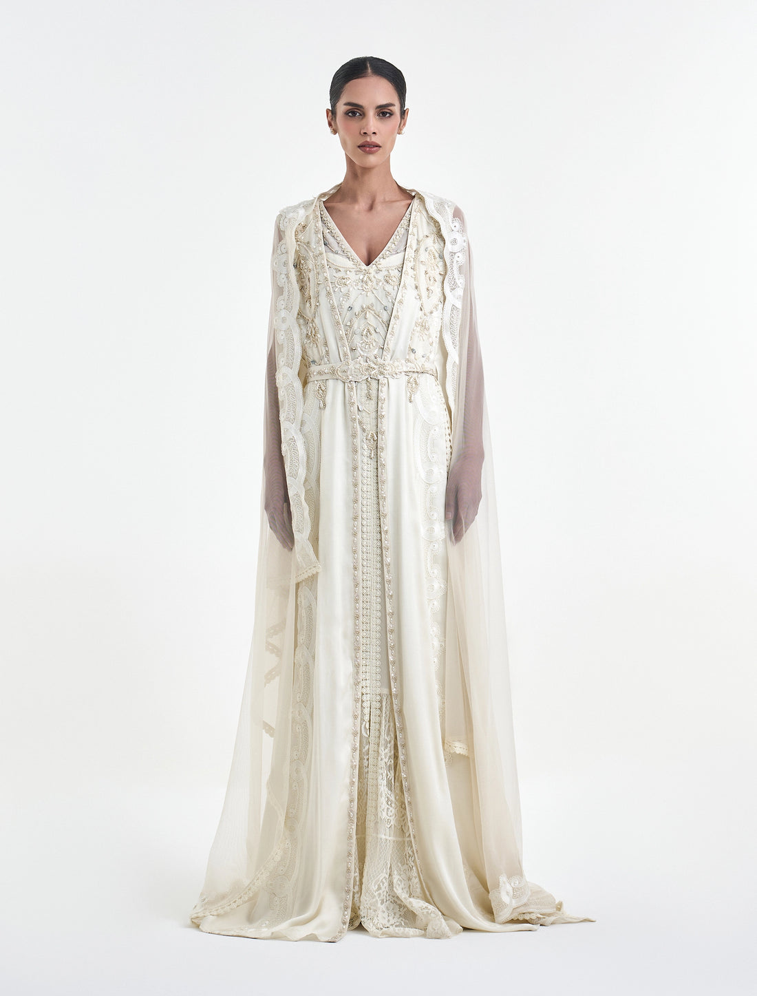 فستان سهرة سكري ناعم مع كاب من الدانتيل الناعم
off-white dress with lace cape