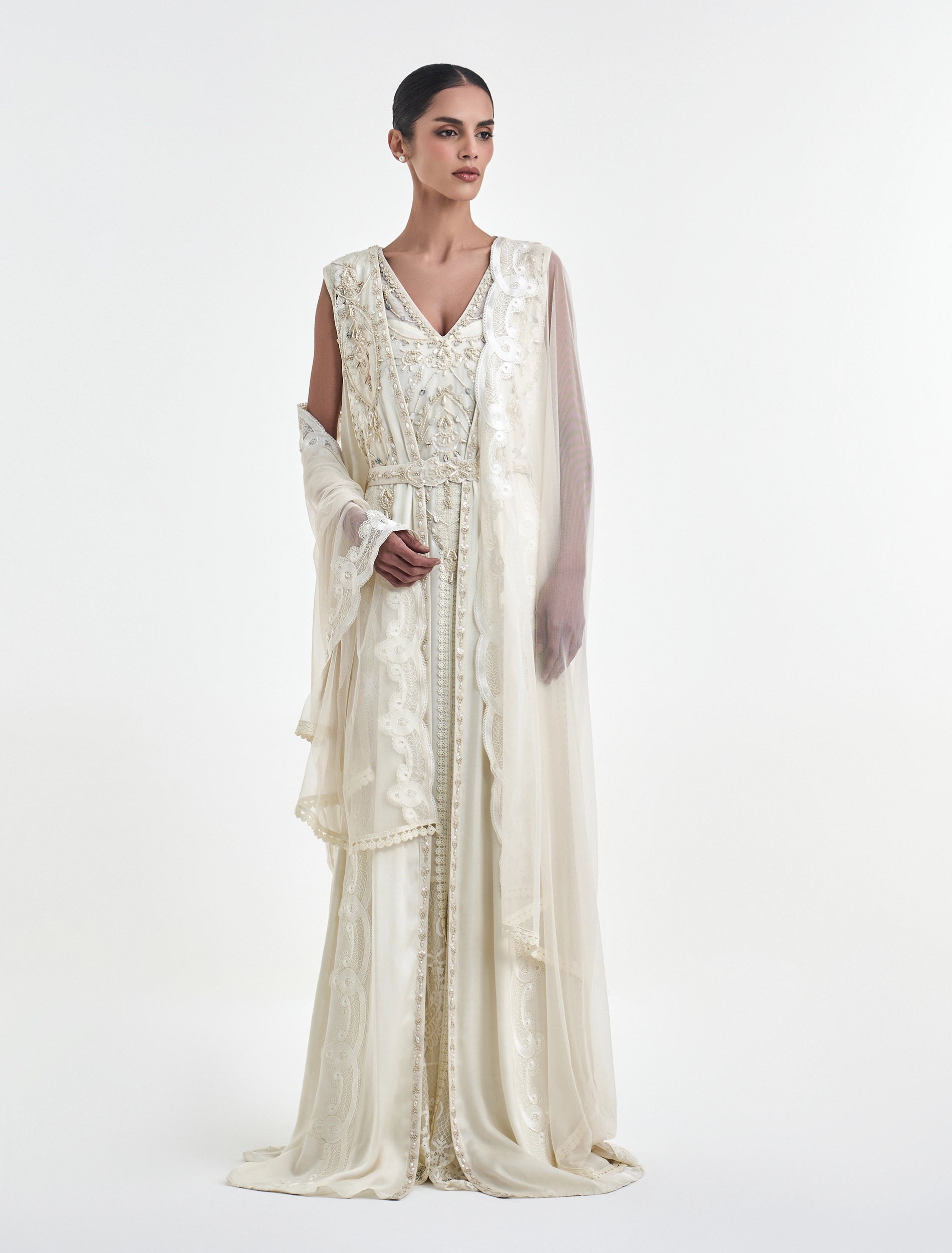 فستان سهرة اوف وايت مع كاب من التول الناعم
off-white dress with emboidered tulle capr for soirees