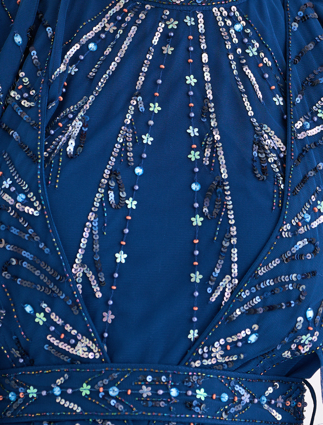 فستان سهرة مطرز يدويا مع أكمام من التل