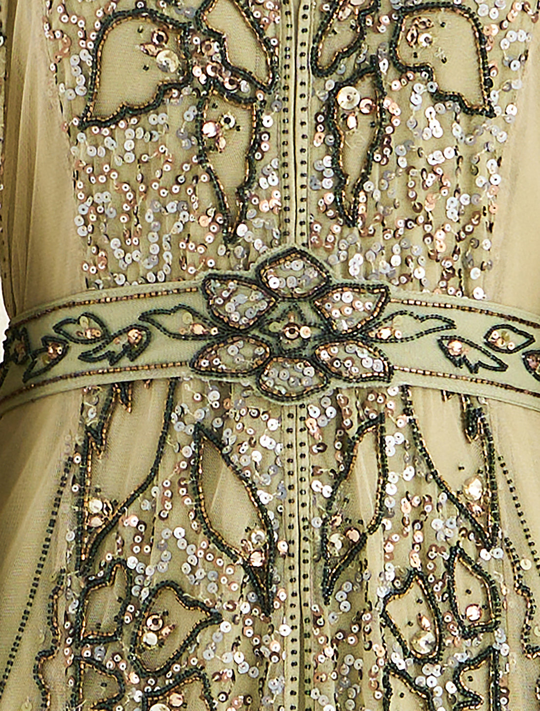 فستان سهره بتطريز انيق وأكمام منسدلة