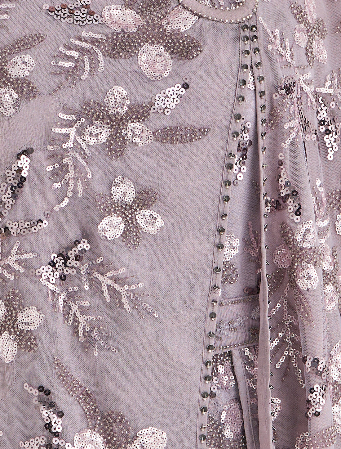 فستان طويل مطرّز يدويا بنقوش زهرية من الترتر