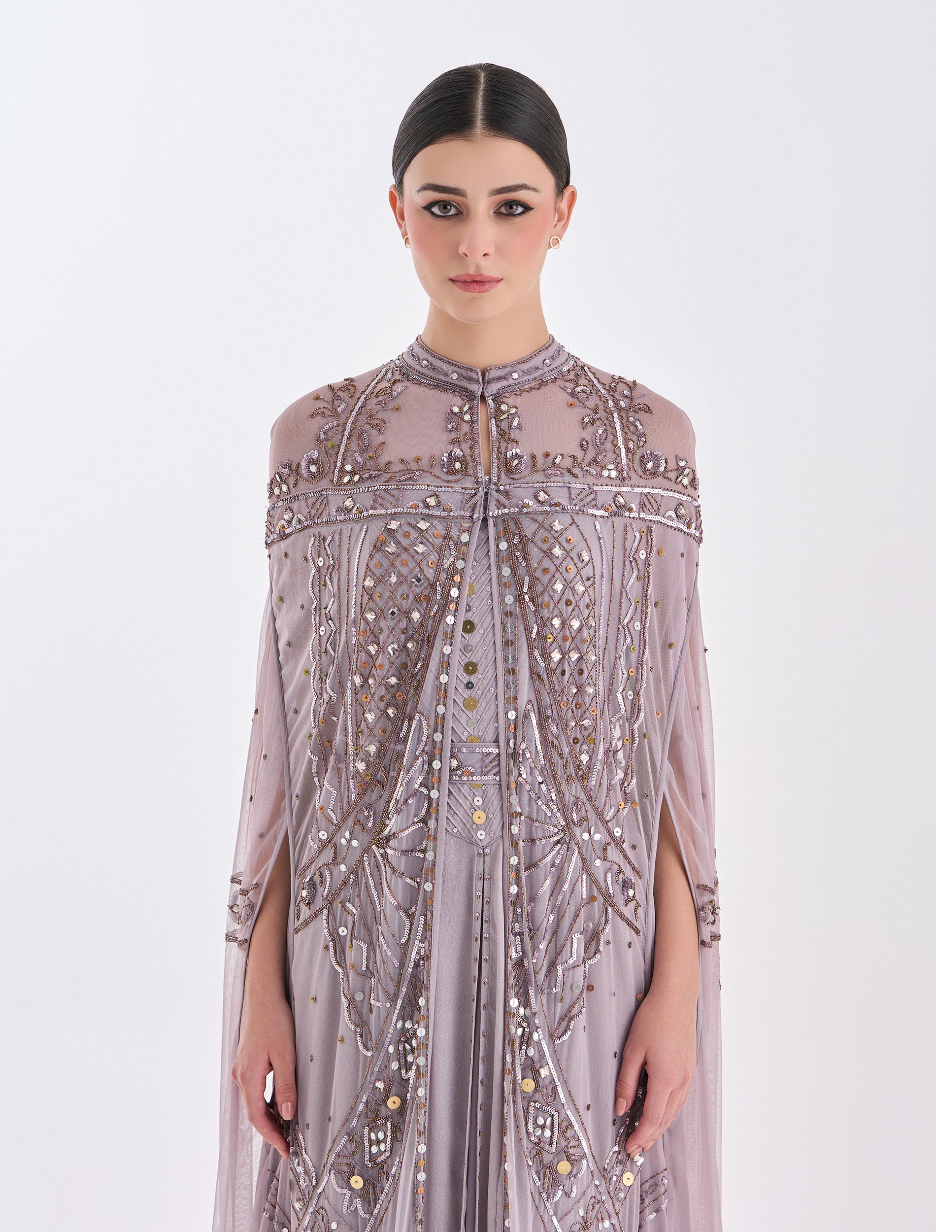 فستان سهرة مع كاب بتطريز يدوي متقن الصنع