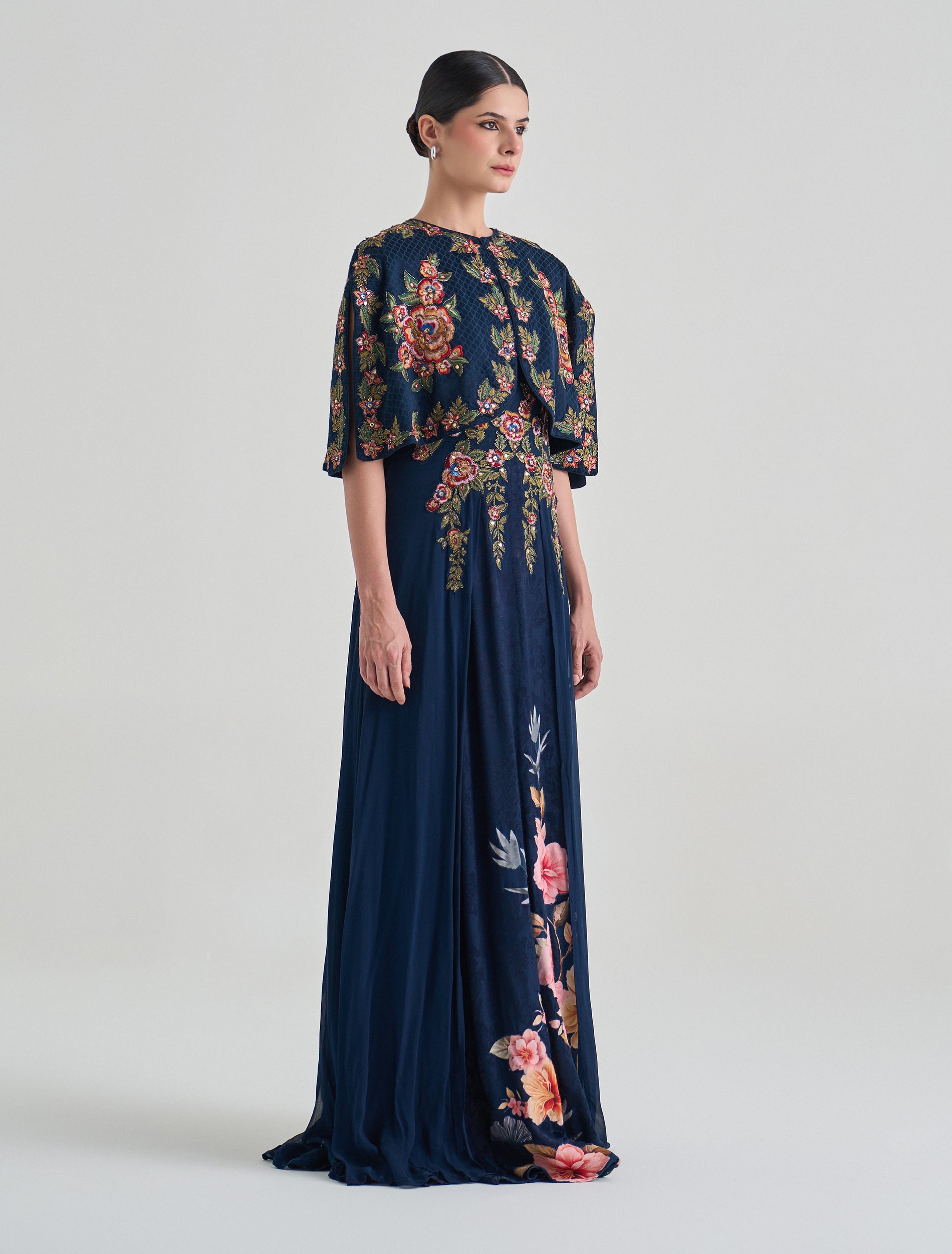 فستان سهرة من قطعتين بتطريزات يدوية مع تفاصيل شيفون راقية