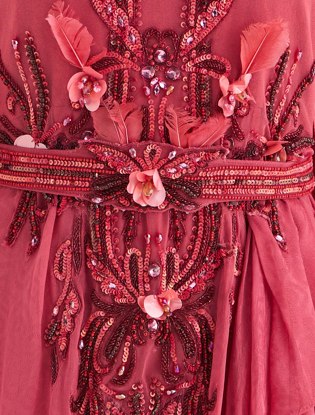 فستان سهرة وردي طويل بتطريزات يدوية زهرية