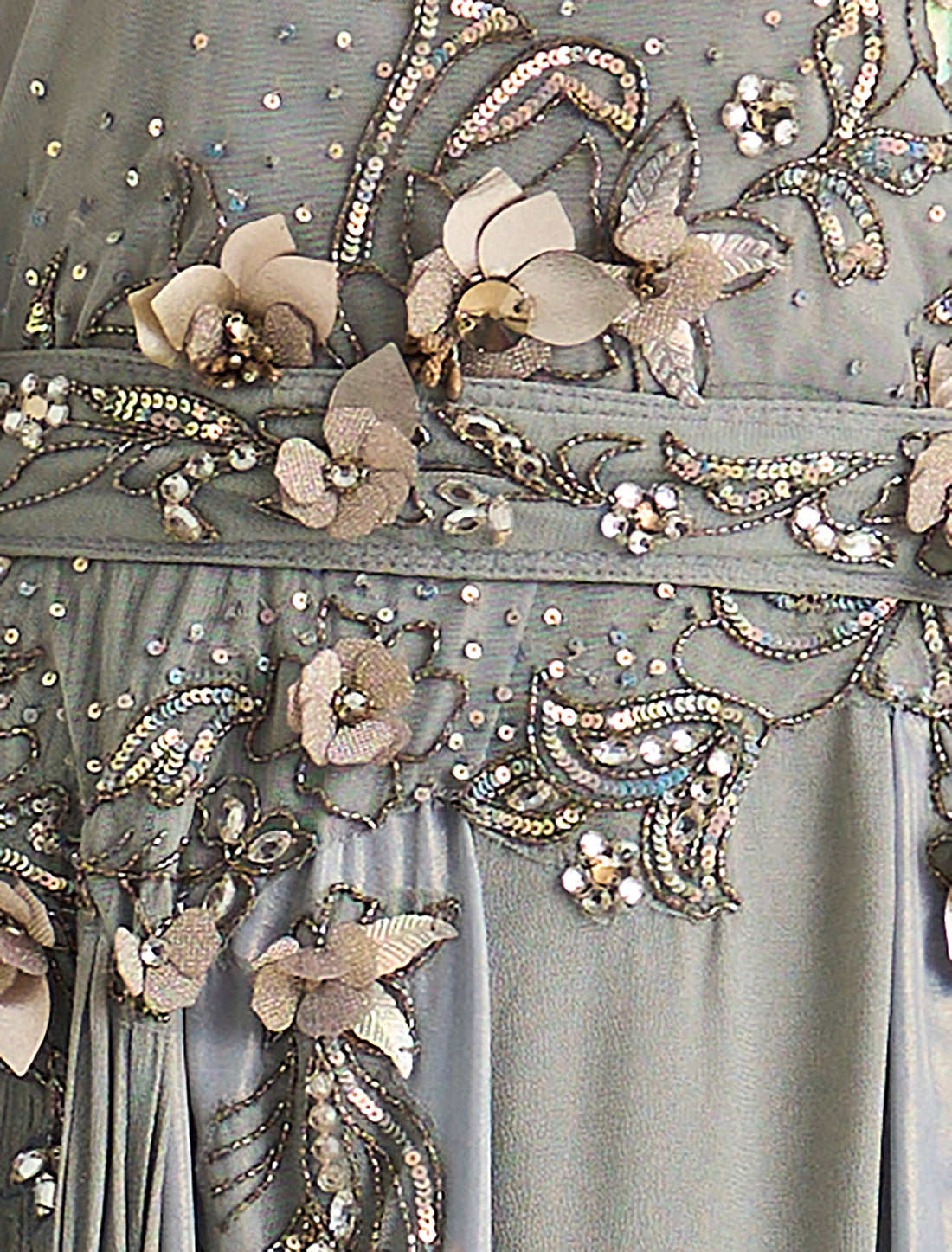 فستان سهرة مطرّز يدويًا