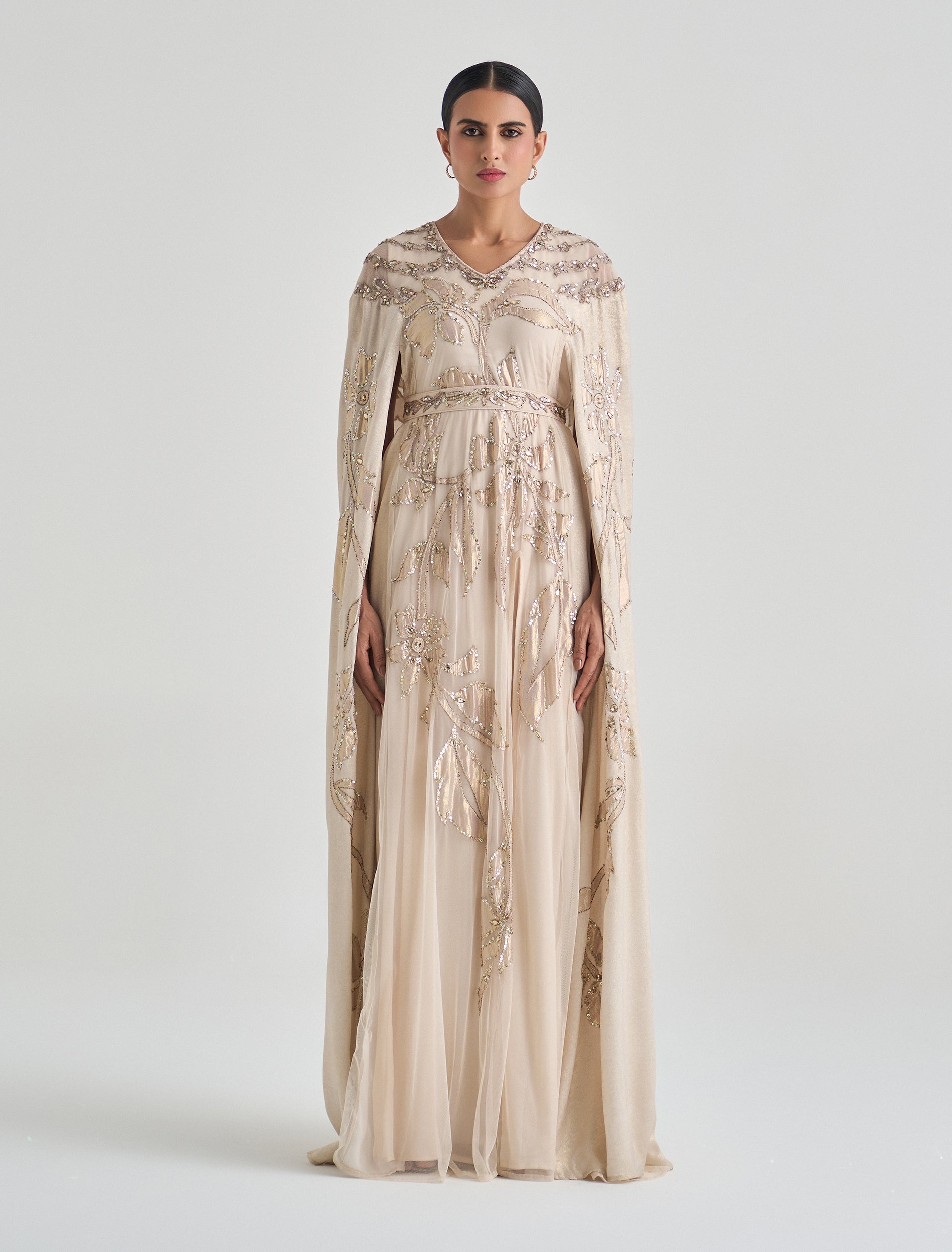 فستان لون بيج بتطريز يدوي
Beige dress with hand embroidery 