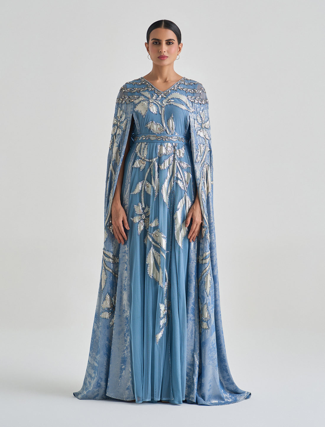 فستان سهرة ازرق مع كاب بتطريزات فضية