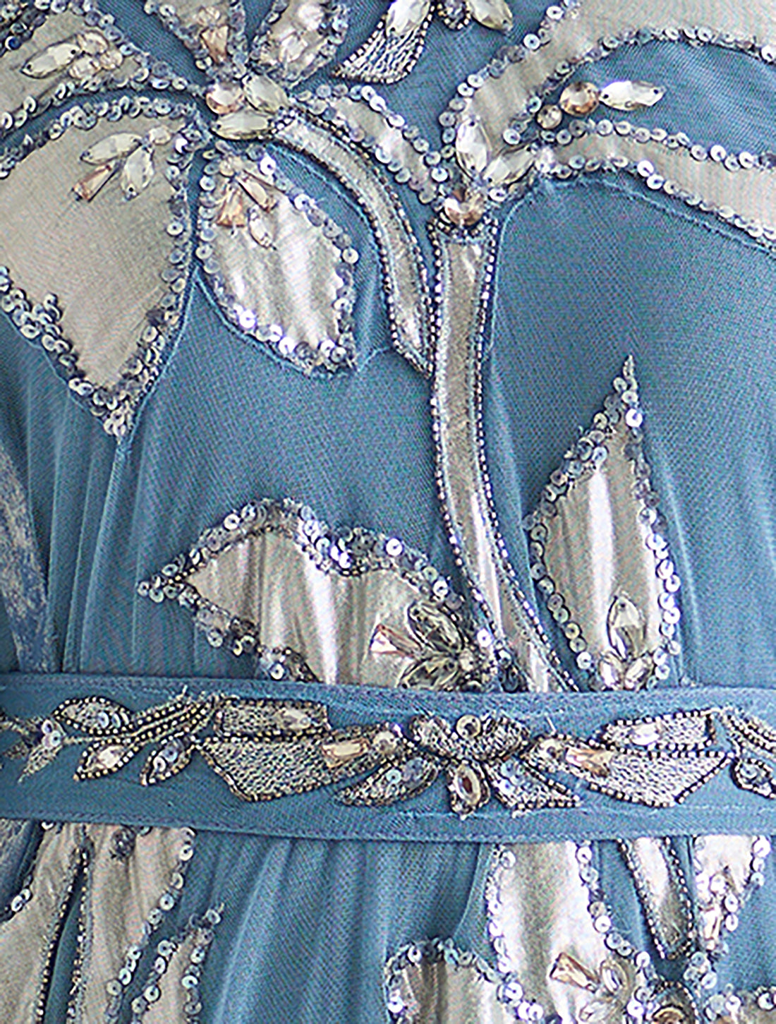 فستان سهرة ازرق مع كاب بتطريزات فضية