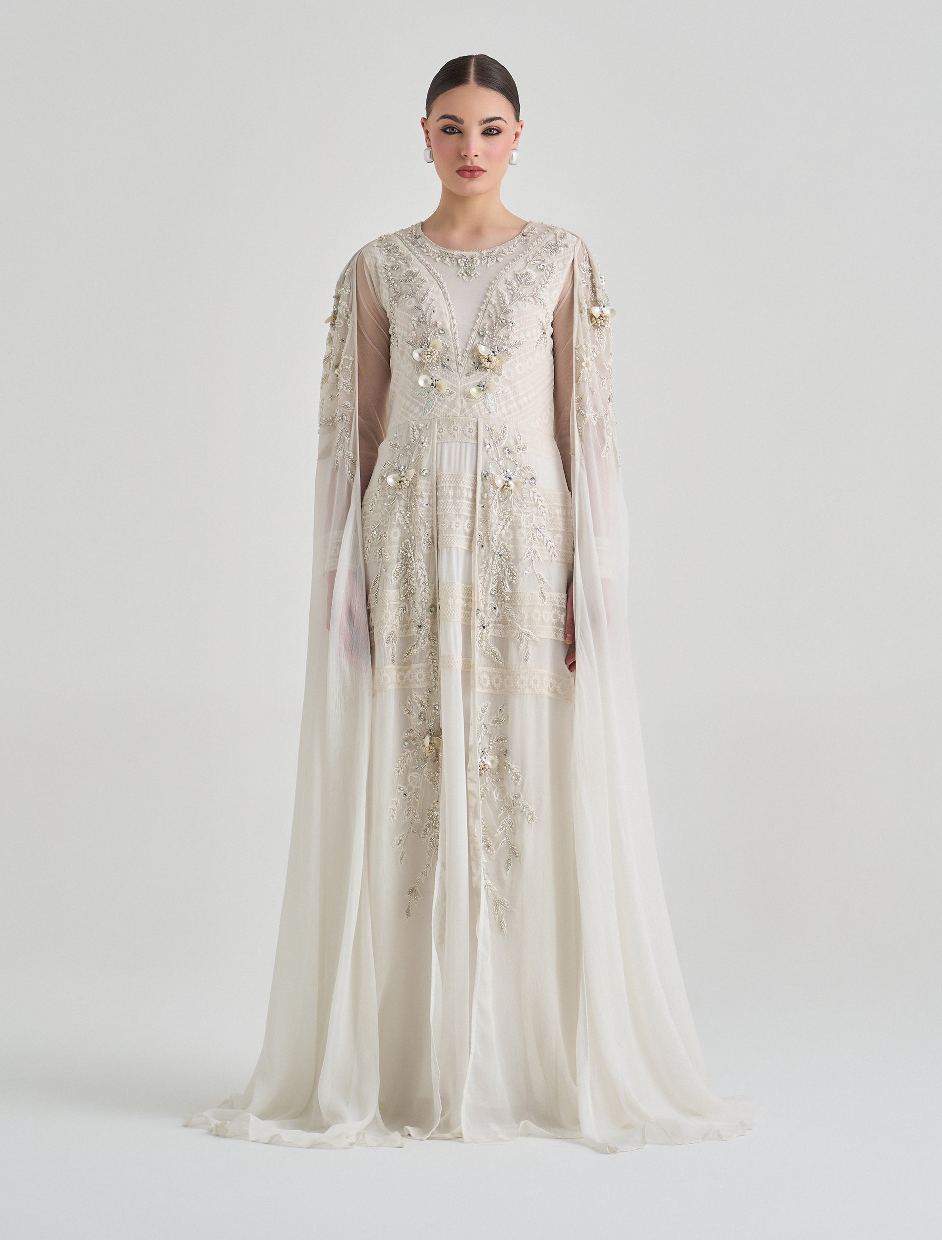 فستان ابيض ناعم طويل مع كاب شيفون مطرز