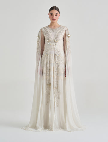 فستان ابيض ناعم طويل مع كاب شيفون مطرز