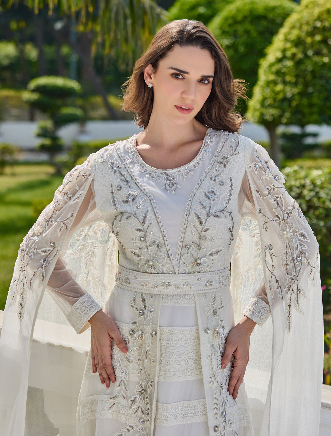 فستان ابيض ناعم طويل مع كاب شيفون مطرز