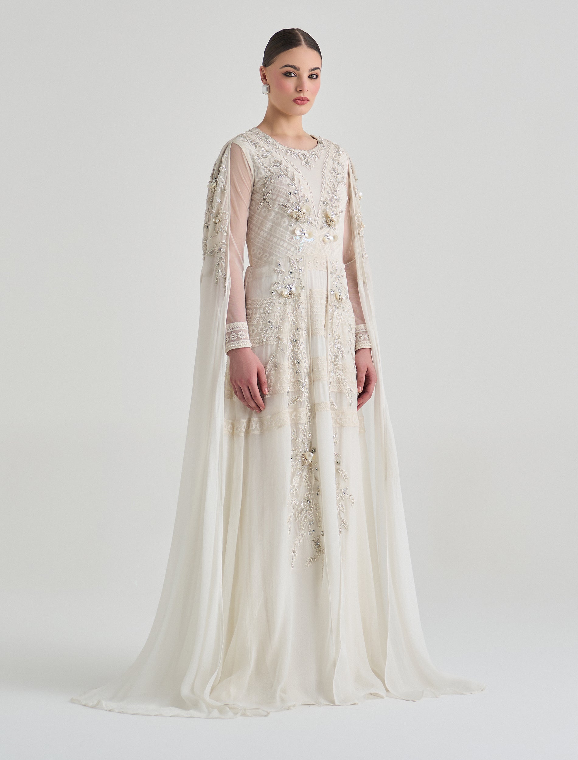 فستان ابيض ناعم طويل بأكمام شيفون