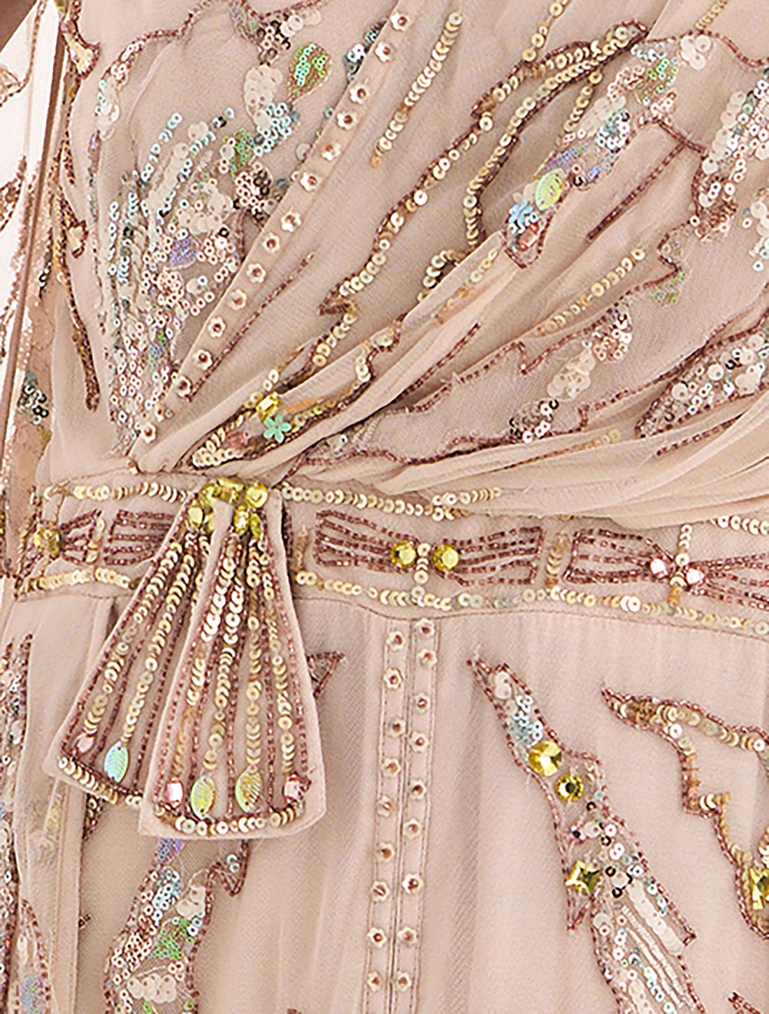 فستان درابيه بكتف فيونكة كابتشر مطرز بتطريزات ذهبية وفضية
Drap dress with a bow shoulder, featuring gold and silver embroidery
