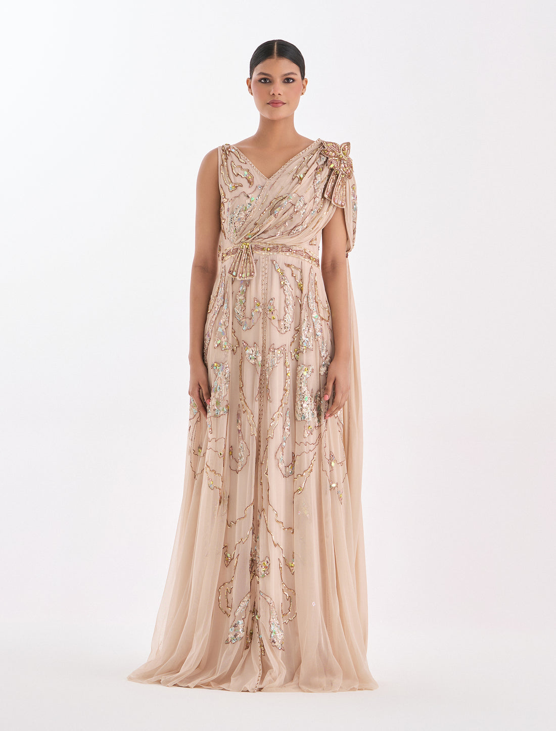 فستان درابيه بكتف فيونكة كابتشر مطرز بتطريزات ذهبية وفضية
Drap dress with a bow shoulder, featuring gold and silver embroidery