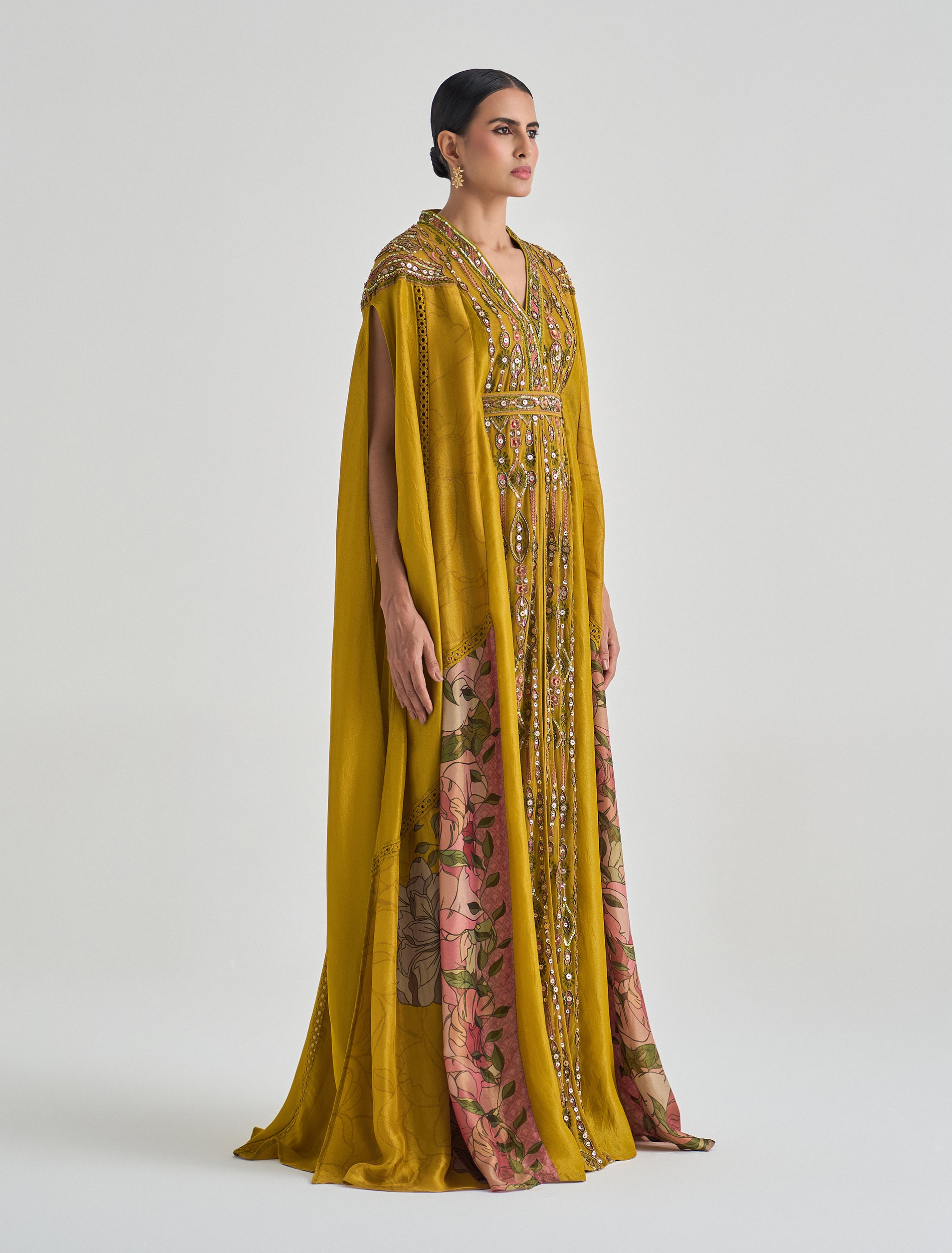 فستان سهرة مع كاب أصفر كموني بتطريزات راقية
Yellow evening dress with embroidered cape